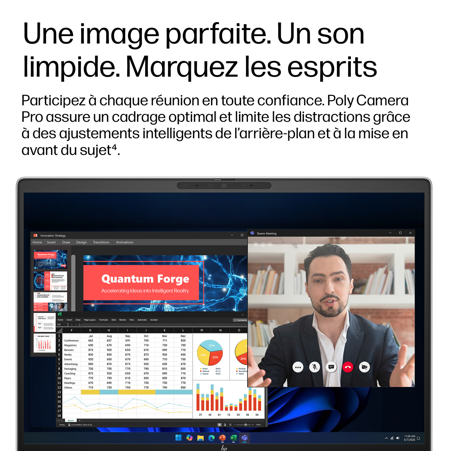 Un ordinateur portable affiche une visioconférence avec un homme et des tableurs.