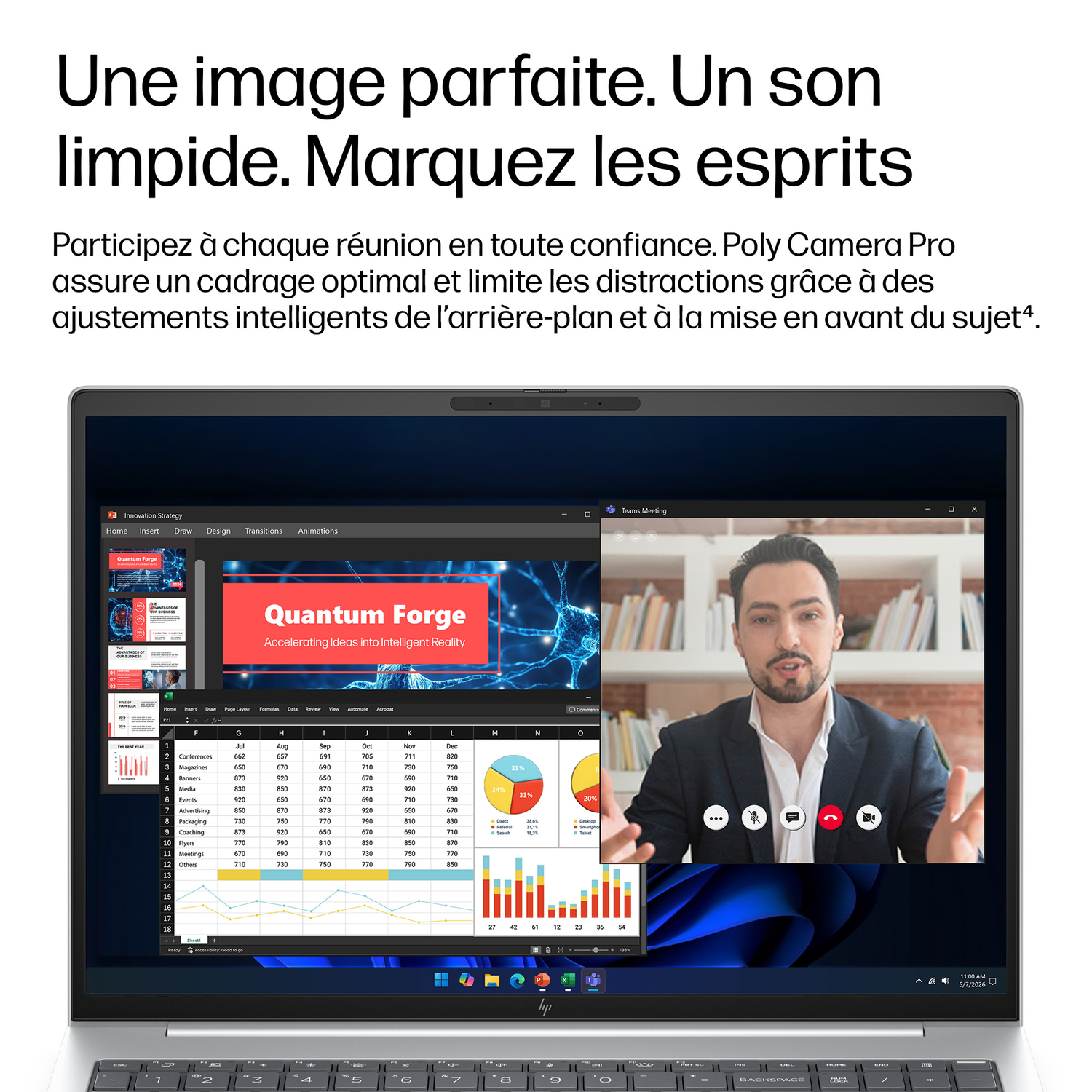 Un homme parle dans une visioconférence sur un ordinateur portable affichant un tableau et des graphiques.