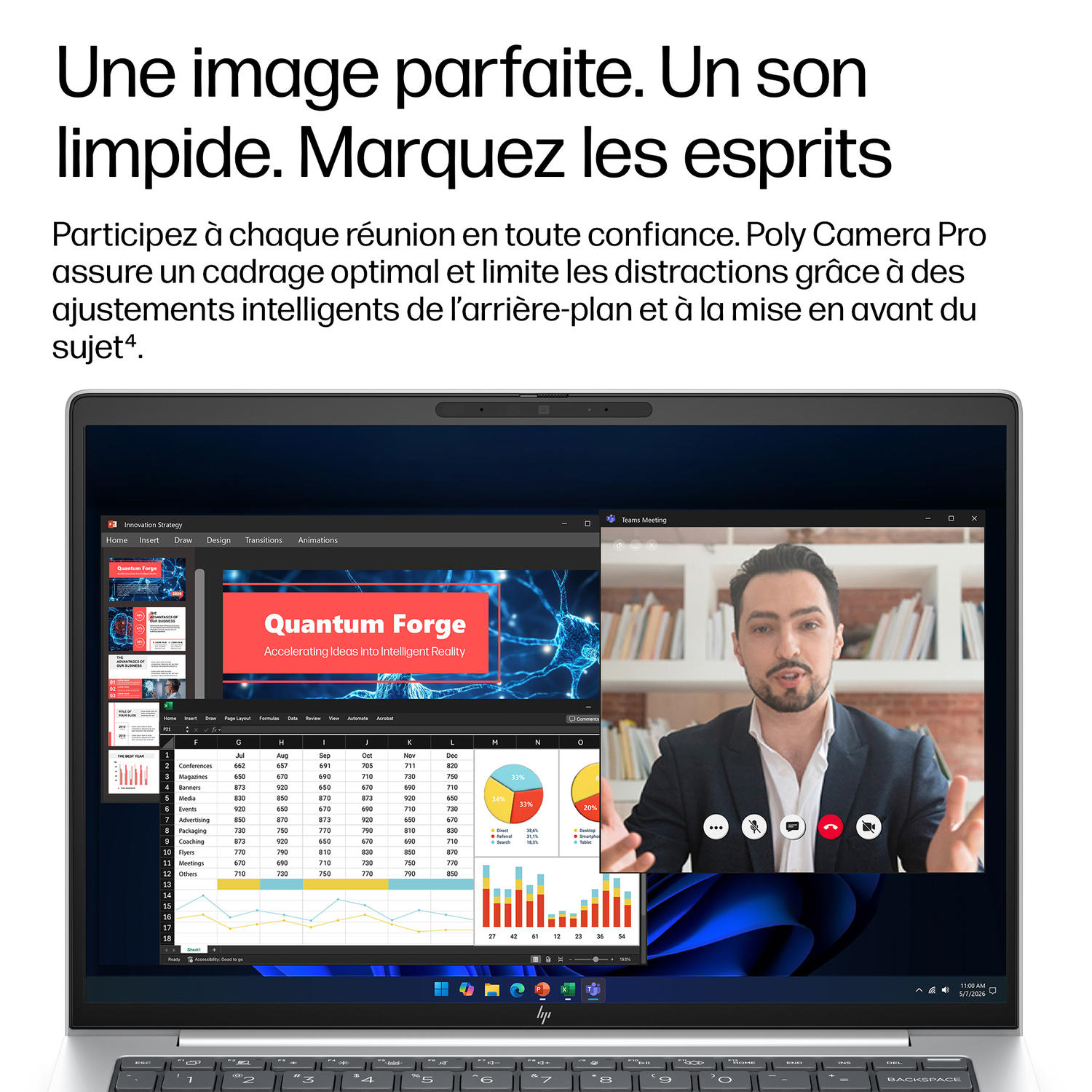 Un homme parle dans une réunion Teams, avec une feuille de calcul et des graphiques à côté.