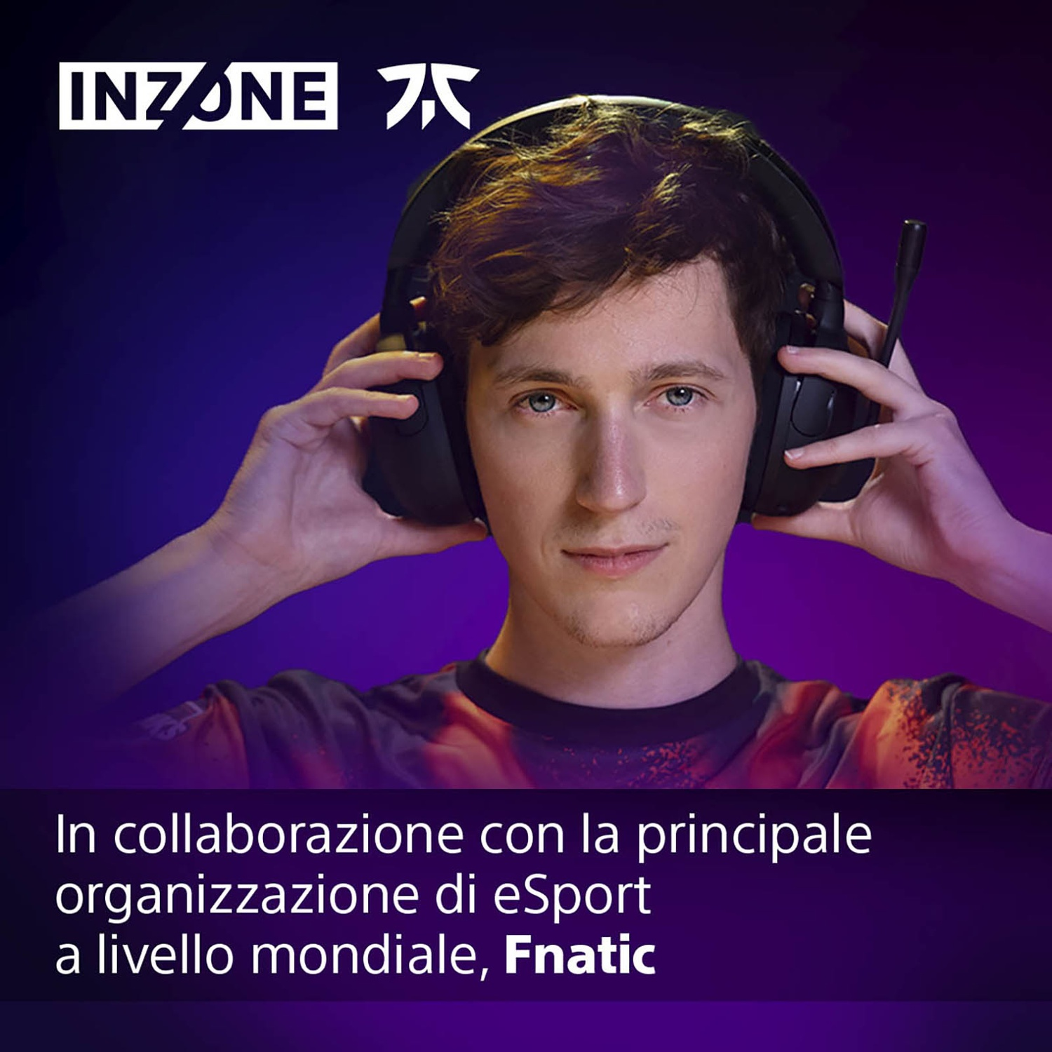 Un uomo con cuffie, che le tiene con le mani. Illuminazione di sfondo blu e viola.