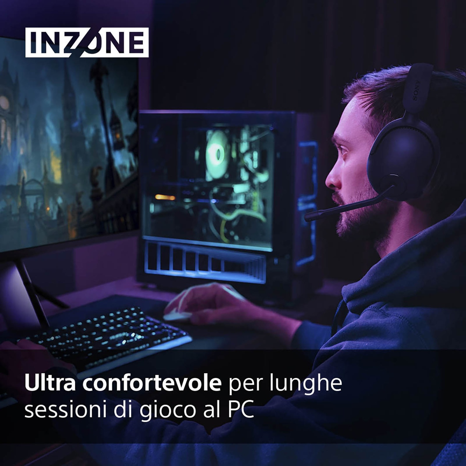 Un uomo con cuffie gioca al PC, lo schermo mostra un gioco.