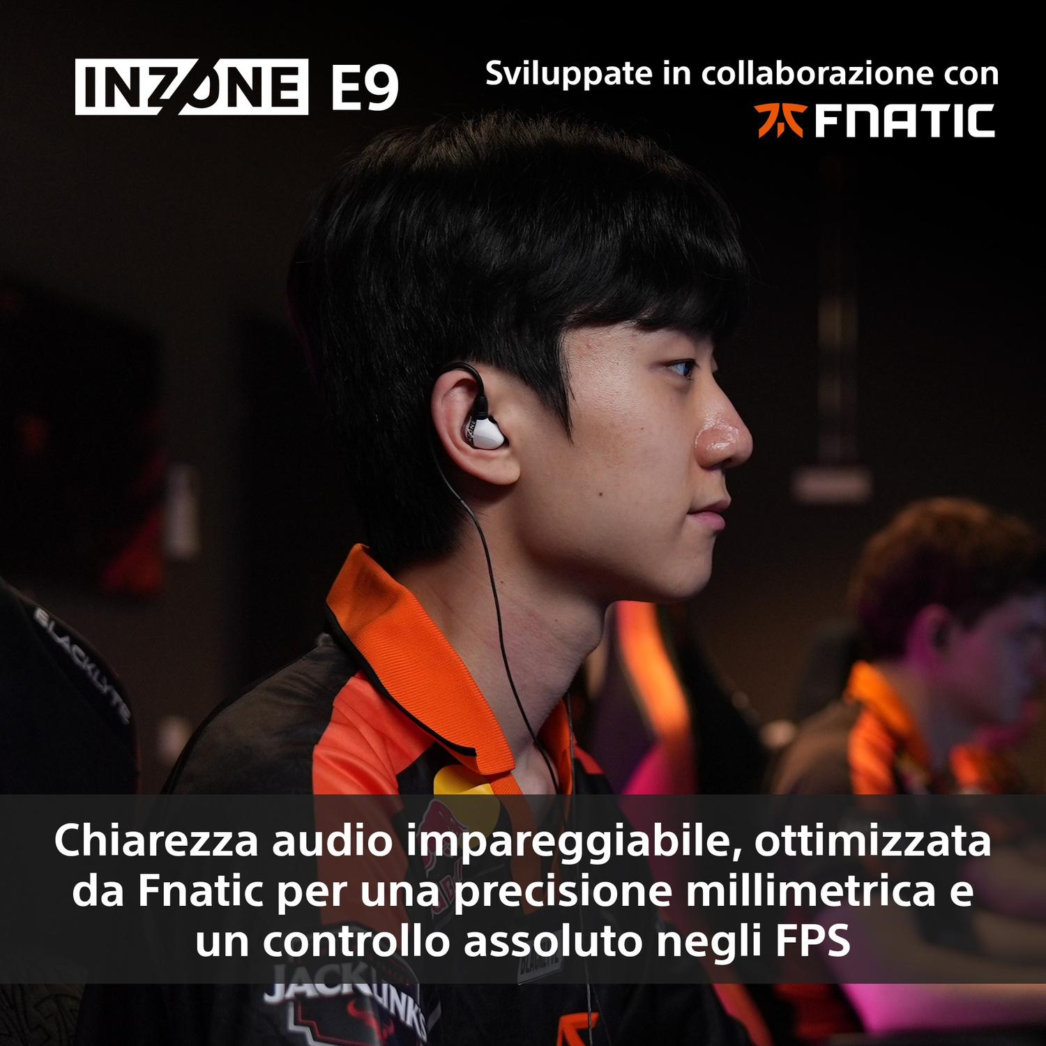 Giovane uomo con auricolari e abiti arancioni, logo INZONE E9.