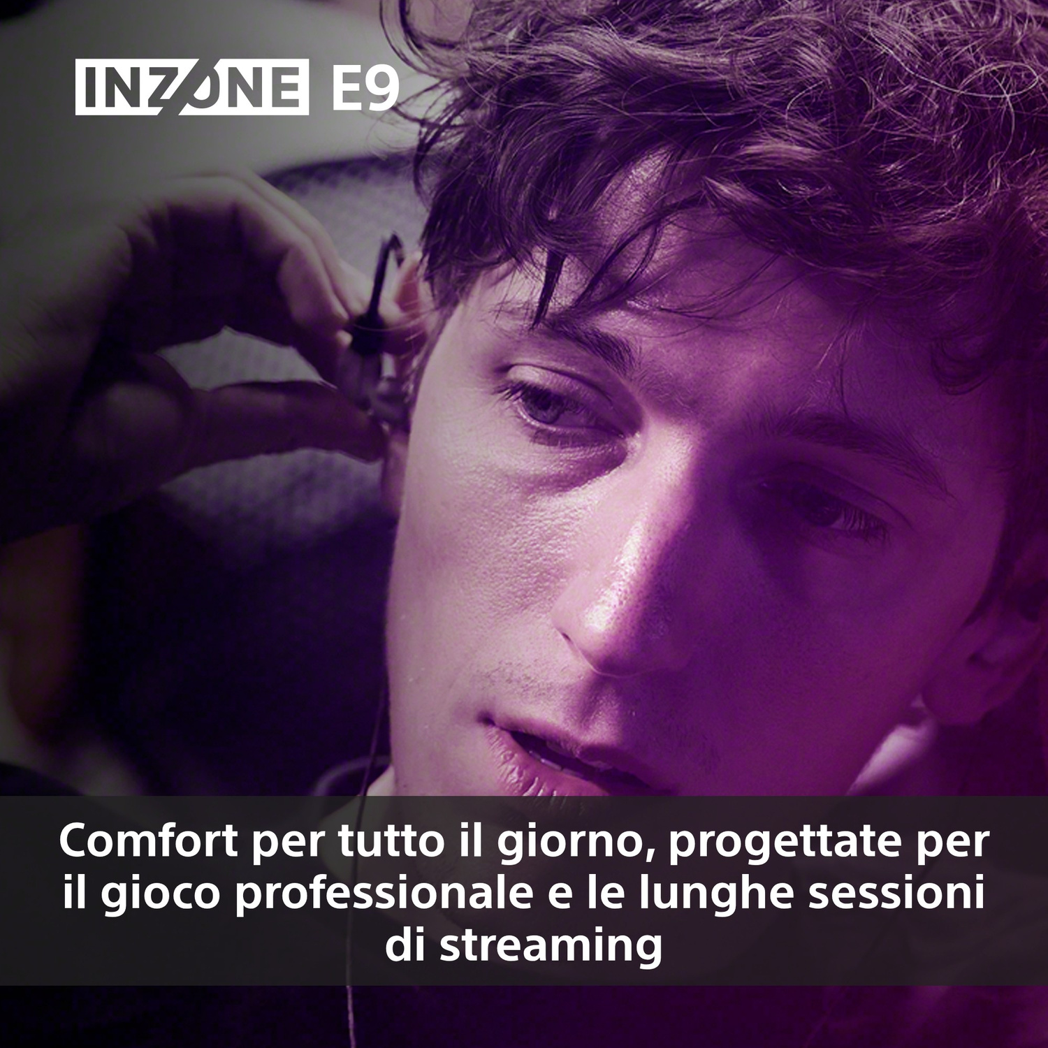 Uomo che inserisce un auricolare. Testo: INZONE E9. Comfort tutto il giorno.