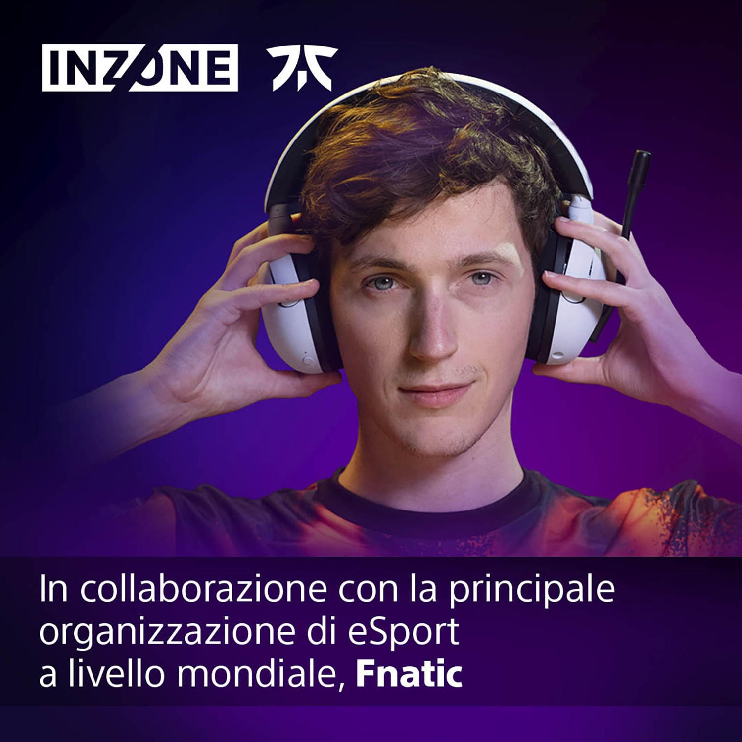 Un uomo con cuffie, che promuove i loghi INZONE e Fnatic. Sfondo viola.