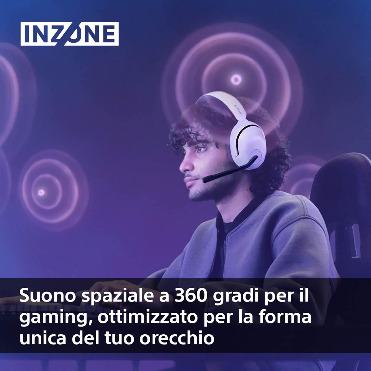 Uomo con cuffie bianche e microfono, sfondo viola con cerchi.