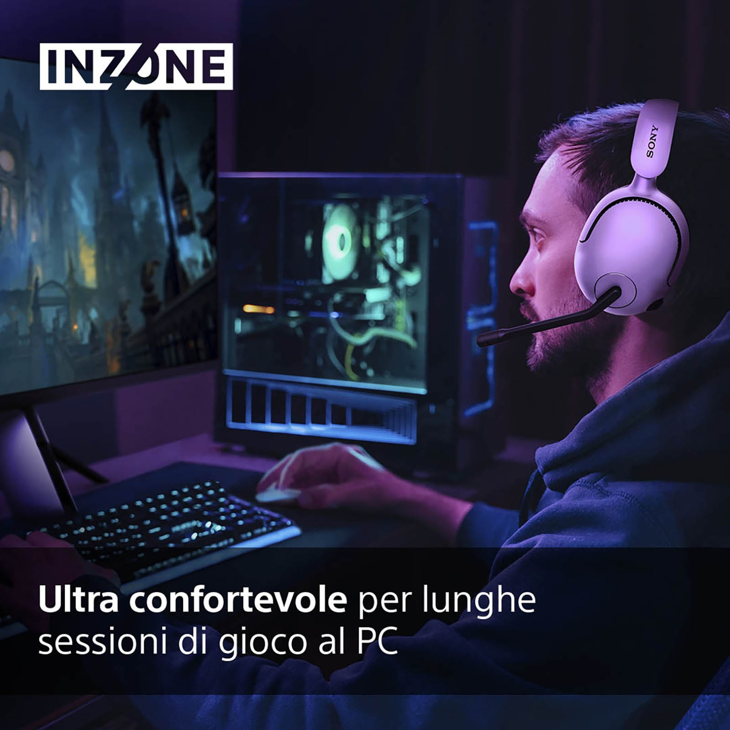 Uomo con cuffie Sony gioca al PC, illuminato dallo schermo.