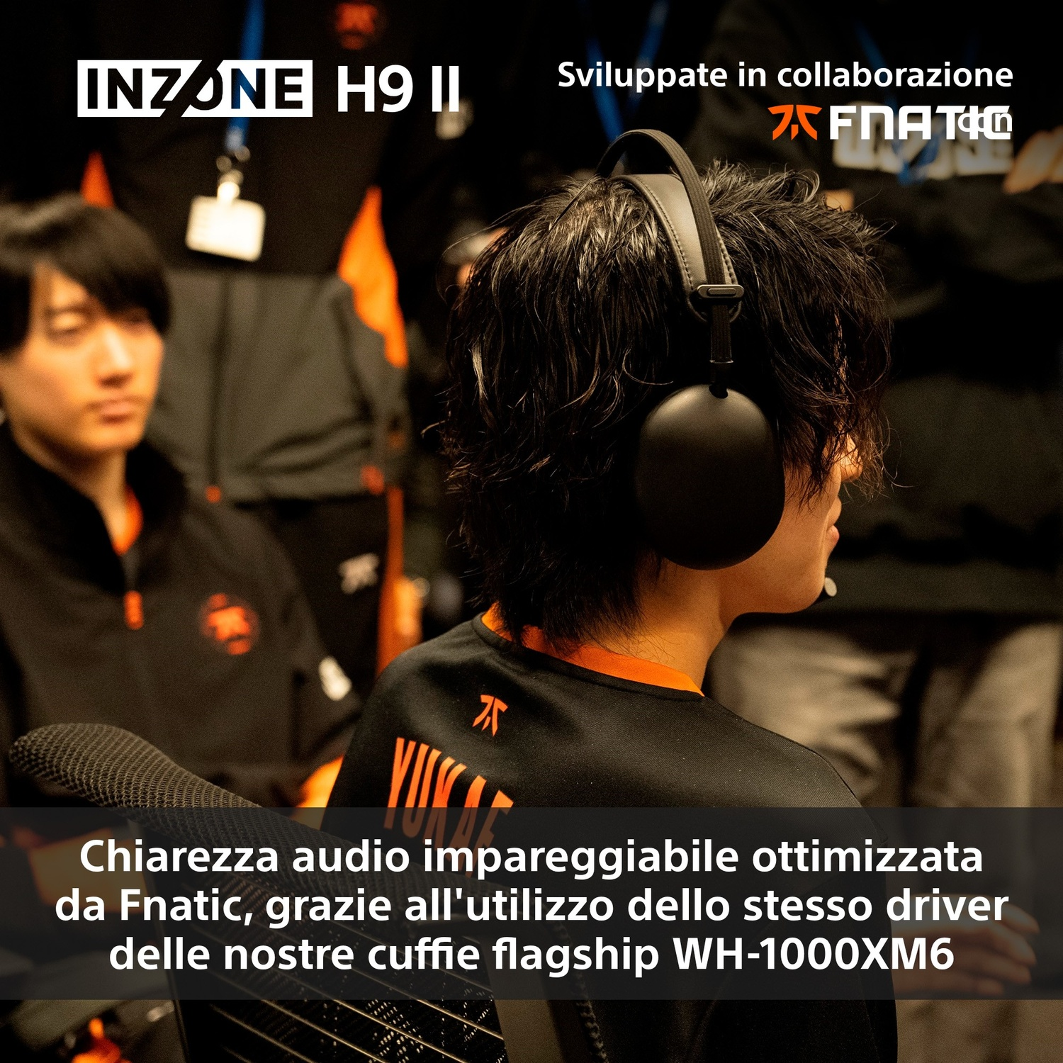 Un uomo indossa cuffie, con testo sulla chiarezza audio.