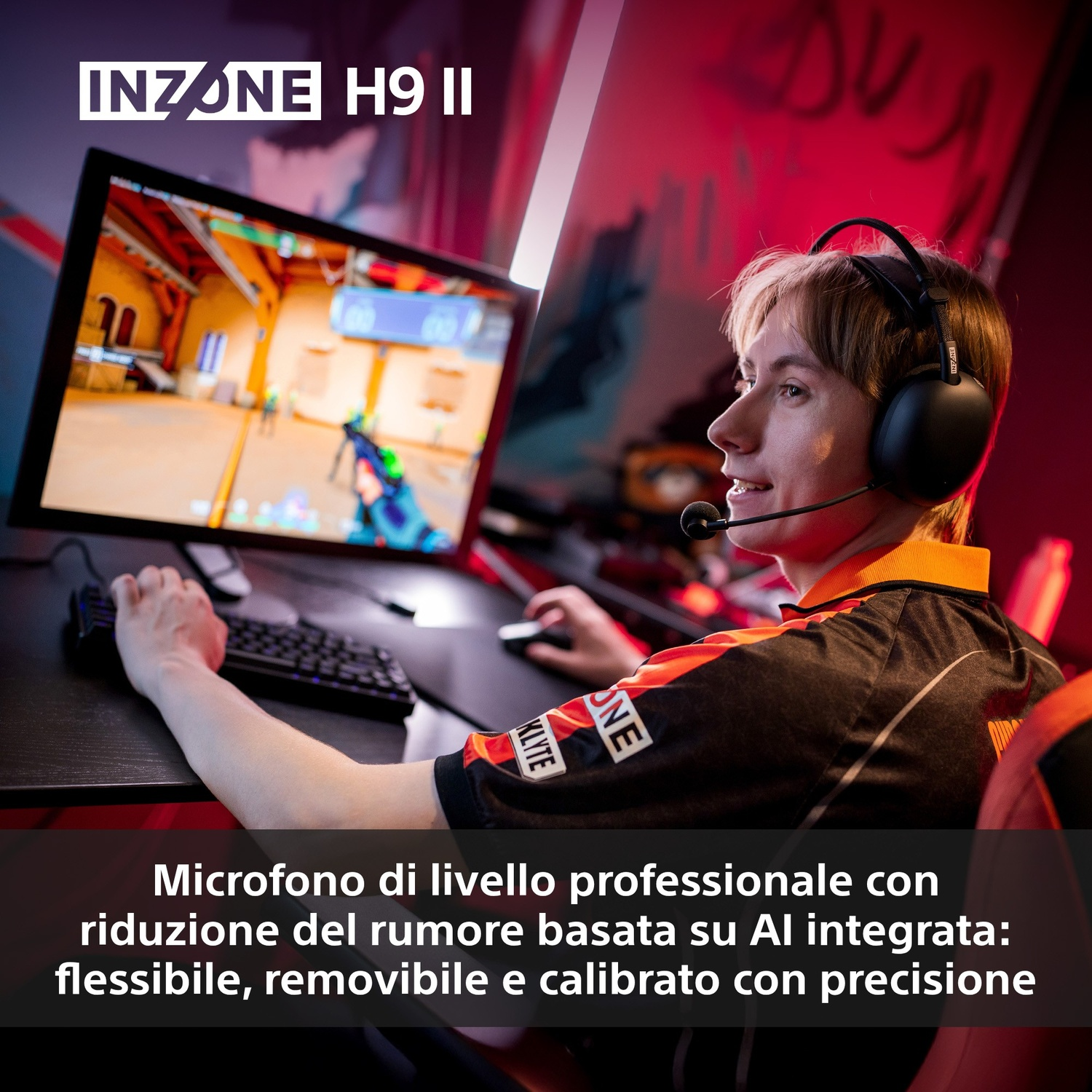 Un gamer con cuffie gioca a un videogioco usando tastiera e mouse.