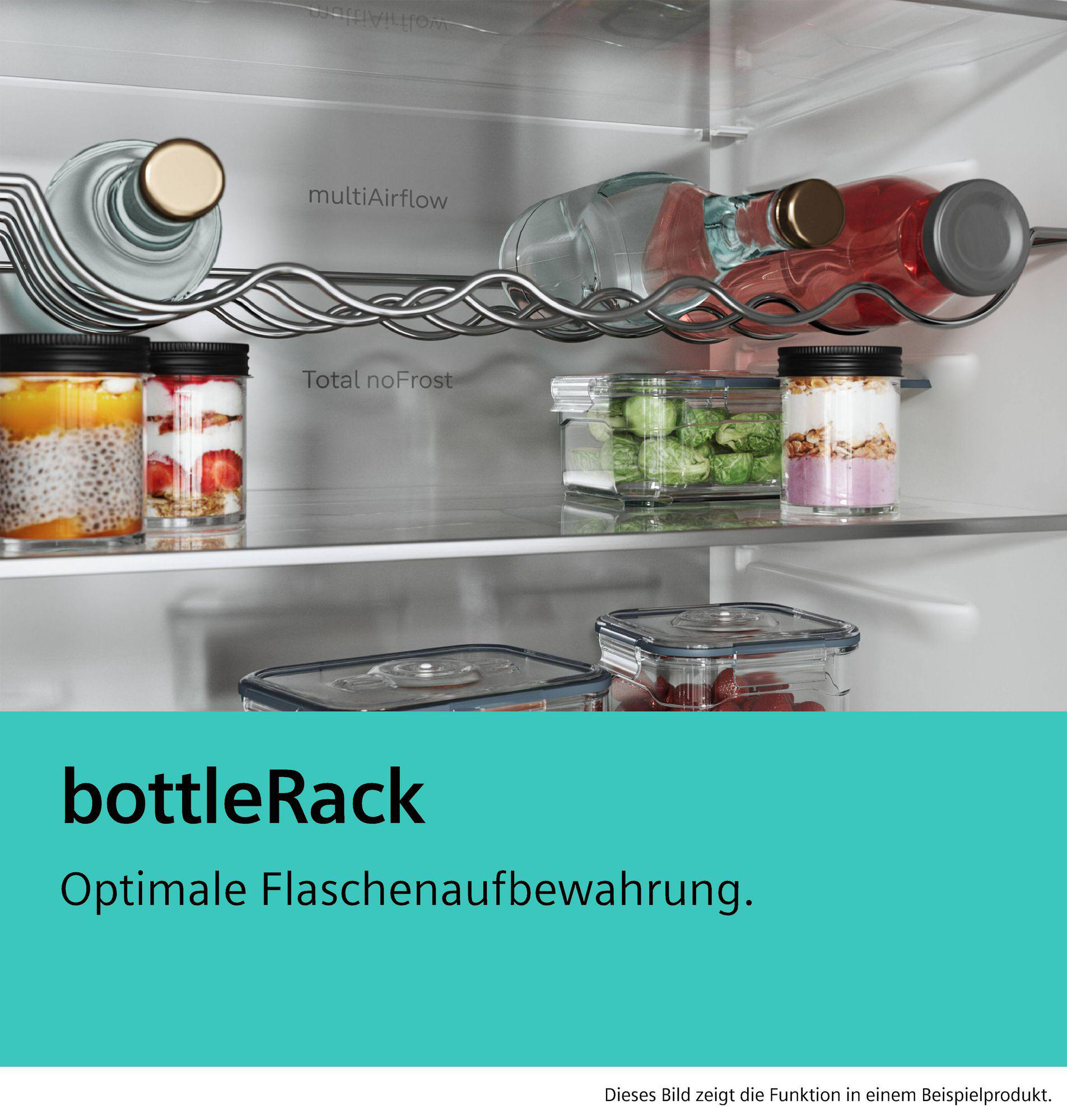 Ein Kühlschrankregal mit Flaschen, Gläsern und Behältern mit Lebensmitteln.