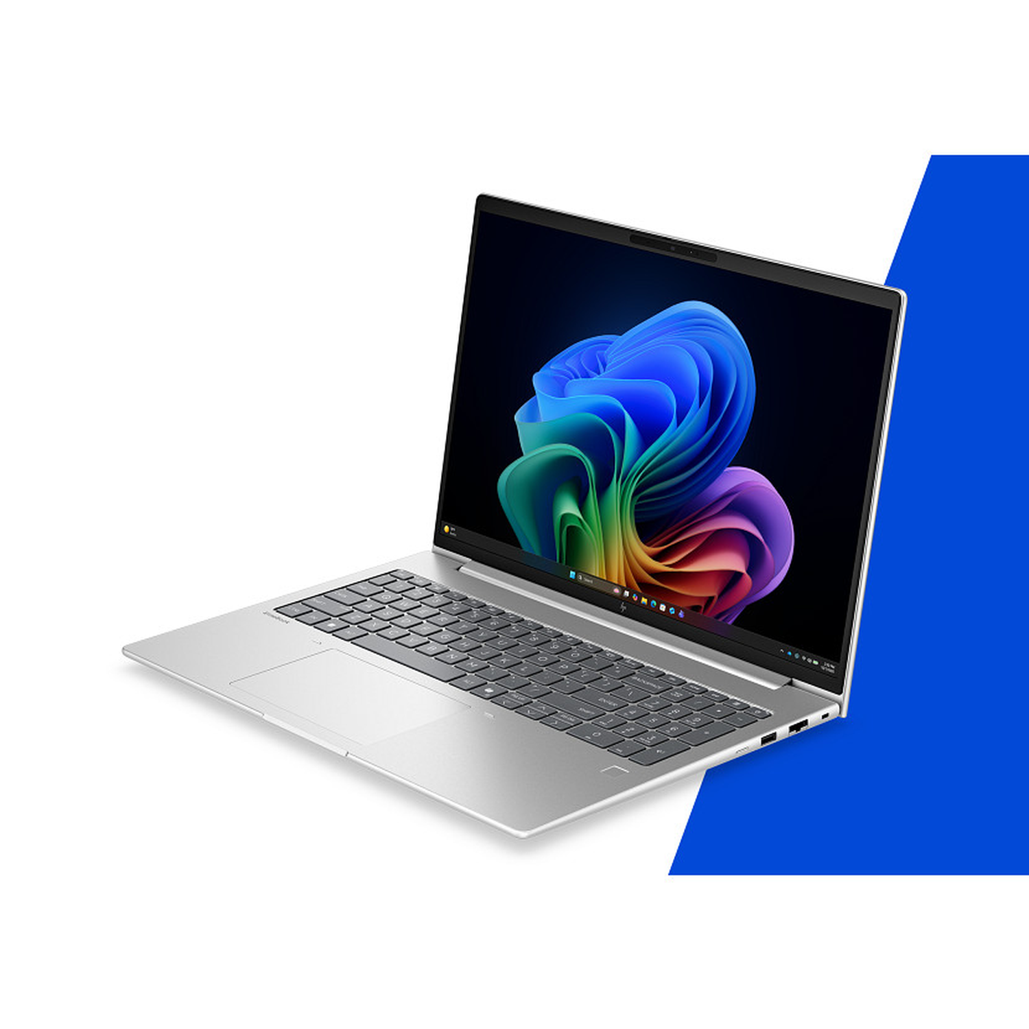 Een open zilveren laptop met een kleurrijke achtergrondafbeelding op het scherm.