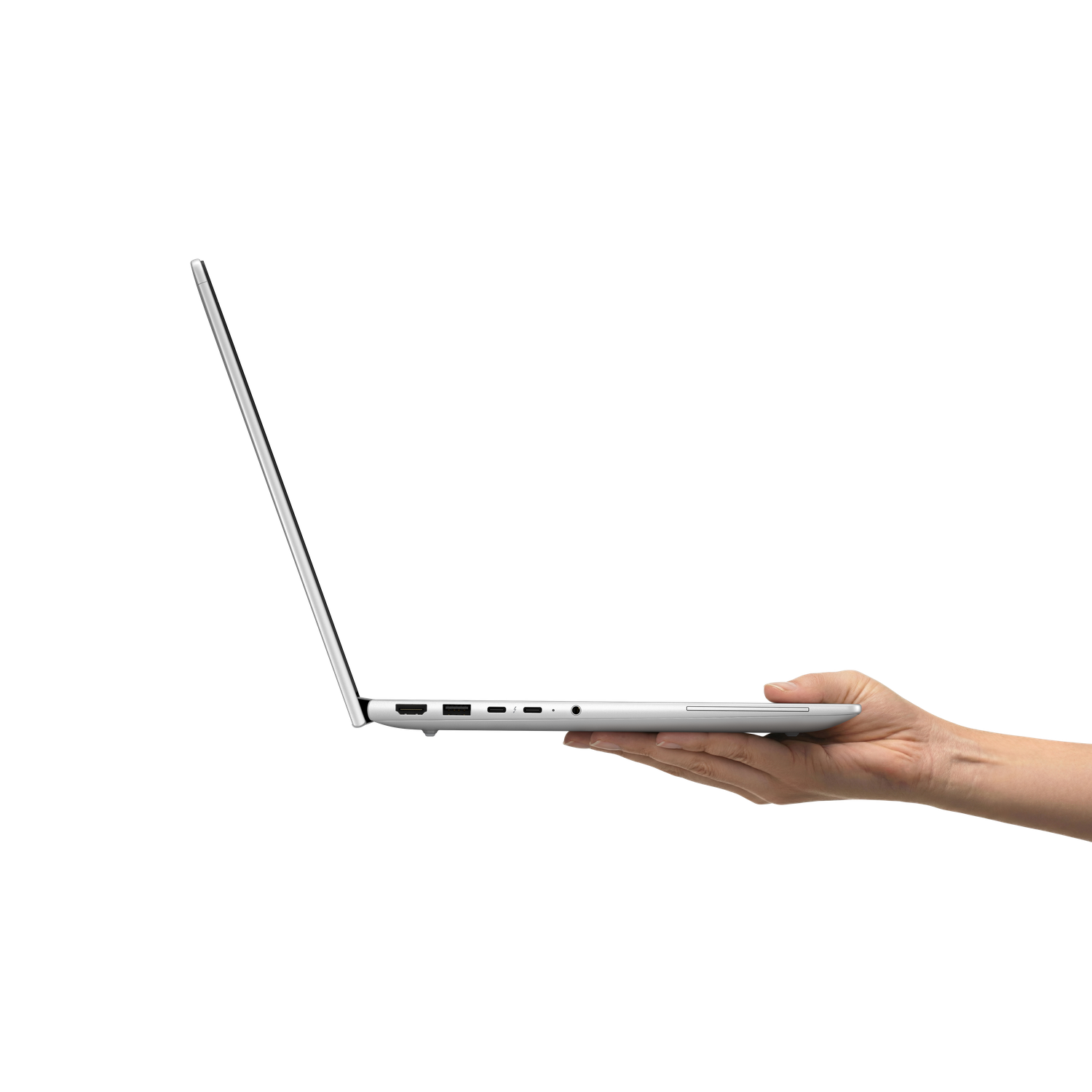 Een hand houdt een open, zilveren laptop vast tegen een witte achtergrond.