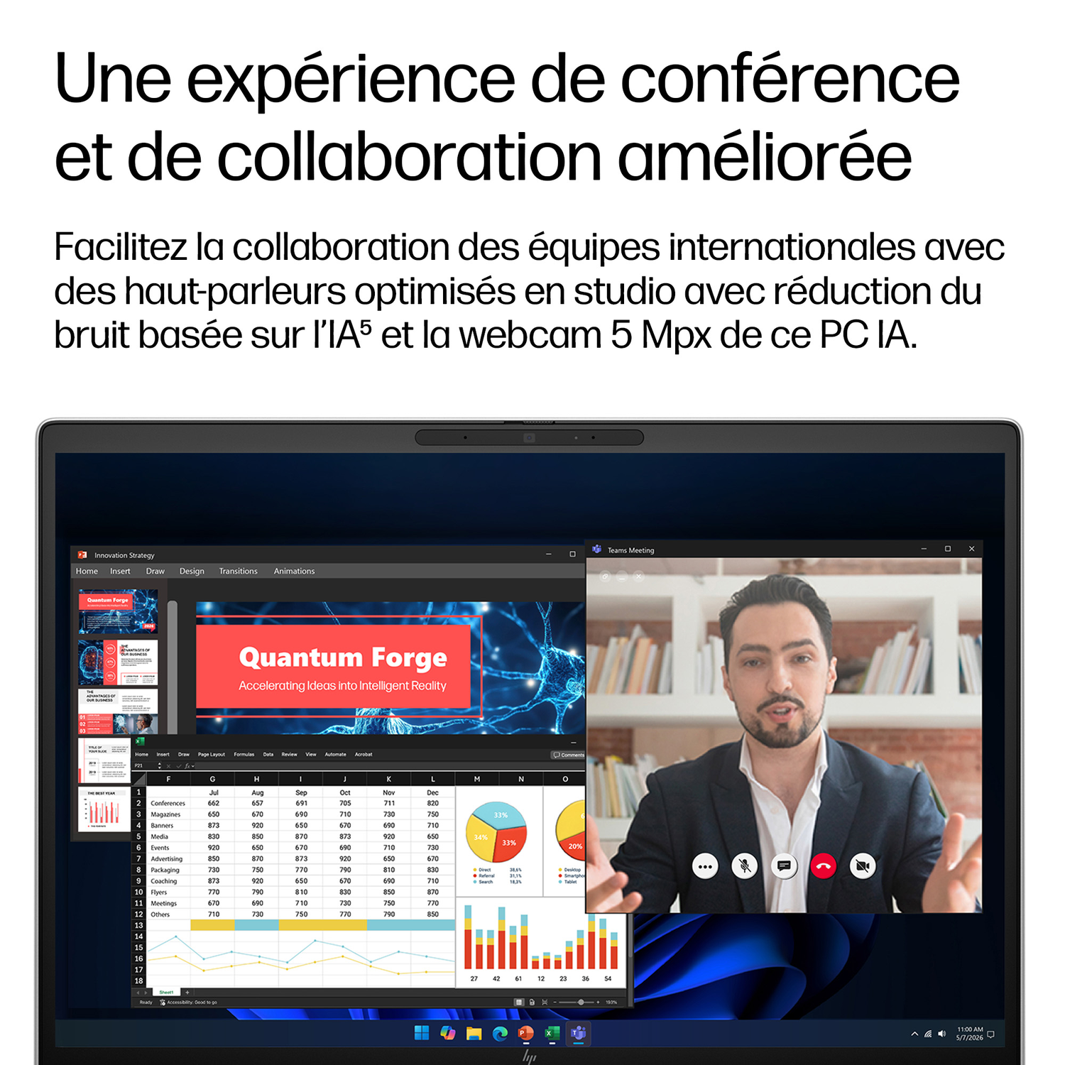 Un homme parle dans une visioconférence, à côté un tableur et des graphiques sur un ordinateur.