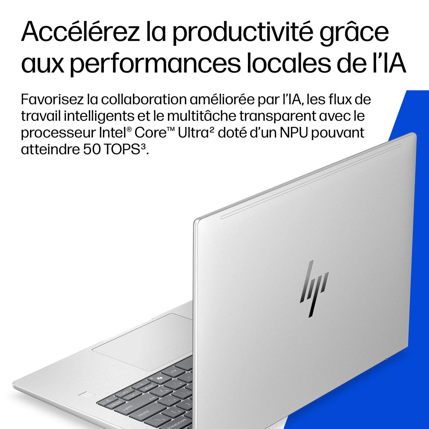 Un ordinateur portable argenté avec le logo HP sur le couvercle repose sur un fond bleu et blanc.