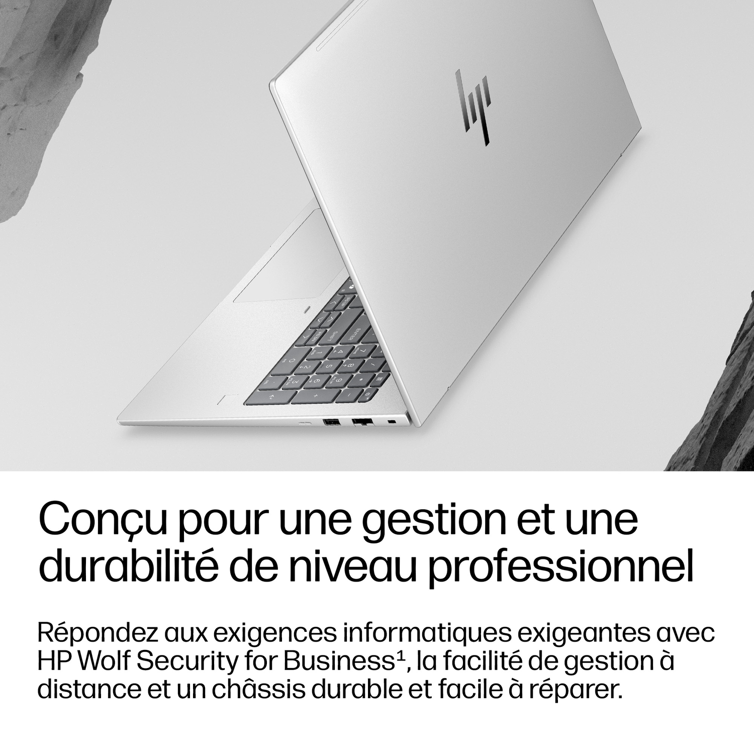 Un ordinateur portable argenté avec logo HP sur le capot, ouvert sur une surface blanche.