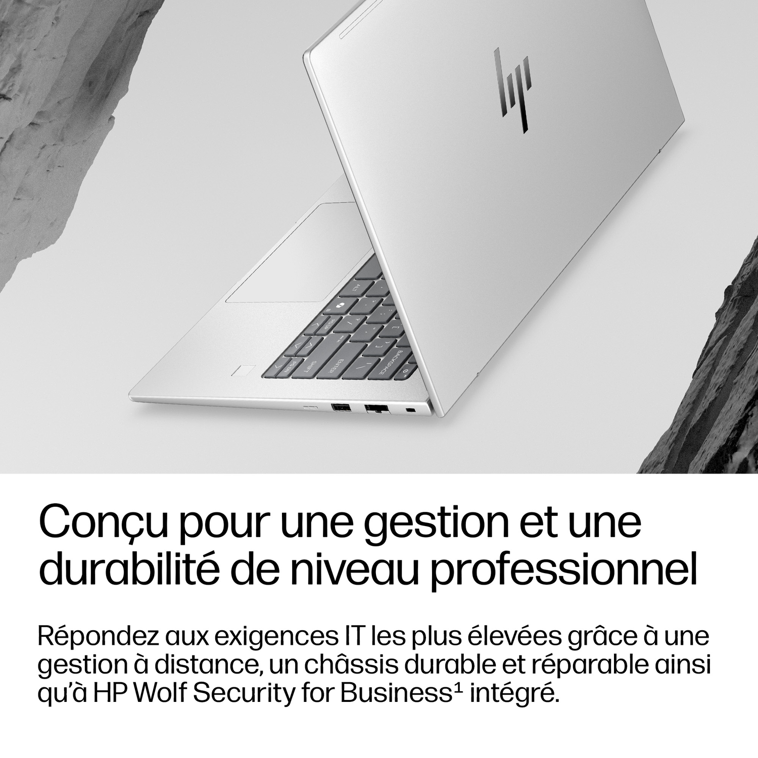 Un ordinateur portable HP argenté avec clavier rétroéclairé et logo HP.