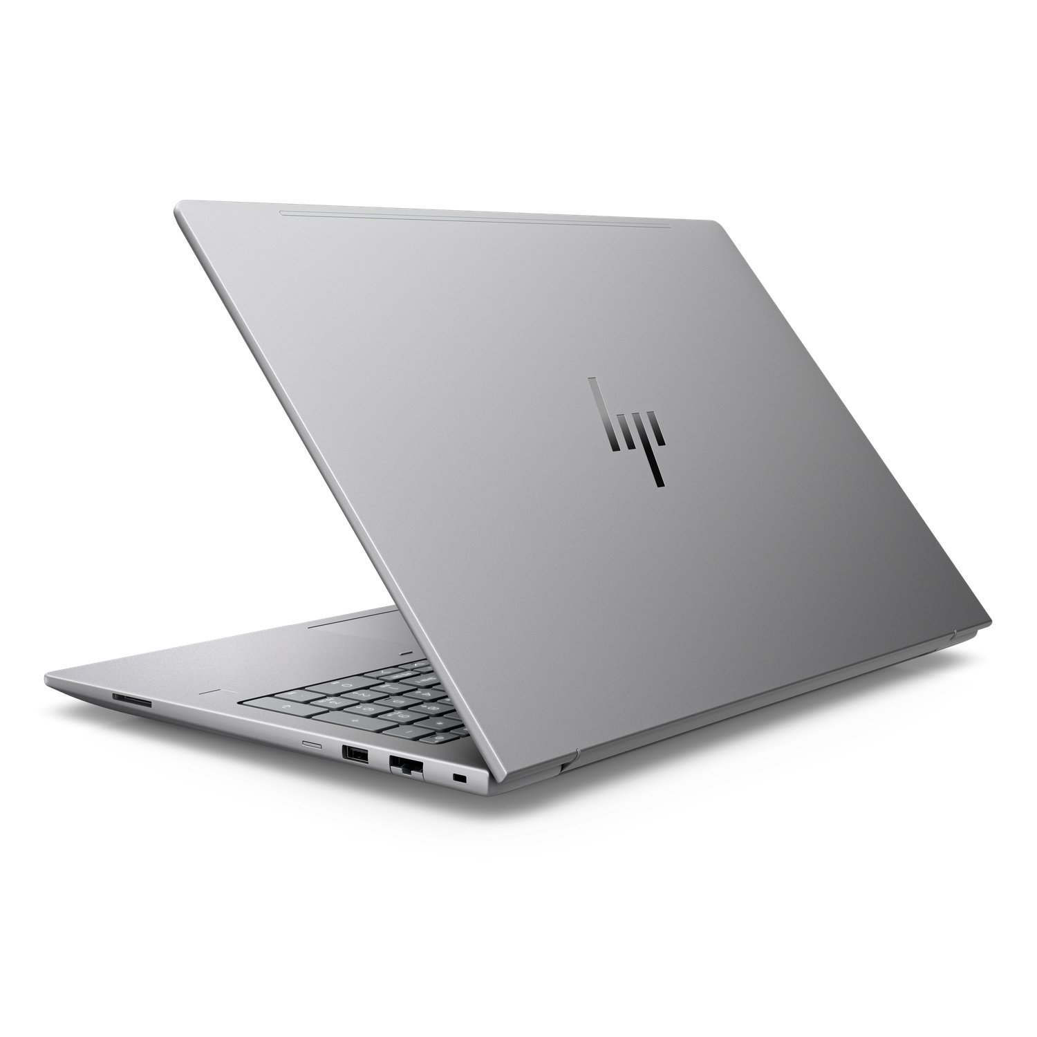 Een zilveren HP laptop is open op witte achtergrond, met toetsenbord en poorten zichtbaar.