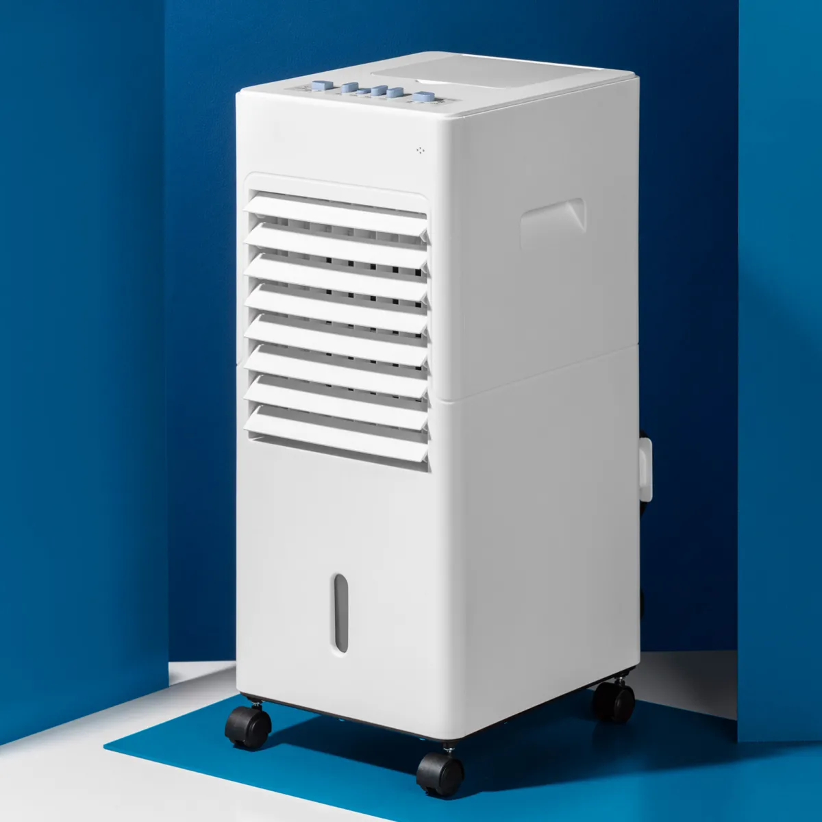 Enfriador de aire portátil blanco con detalles azules, con ruedas, sobre fondo azul.