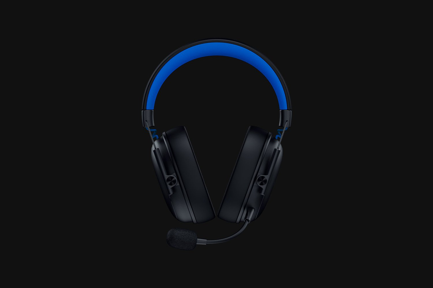 Auriculares negros con diadema azul y micrófono sobre fondo negro.