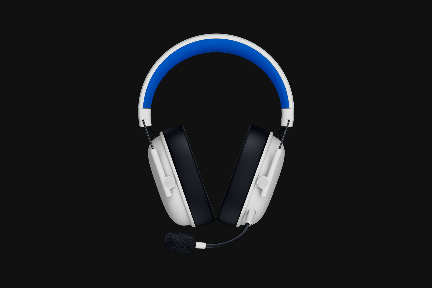Auriculares blancos con acento azul en la diadema y micrófono sobre fondo negro.