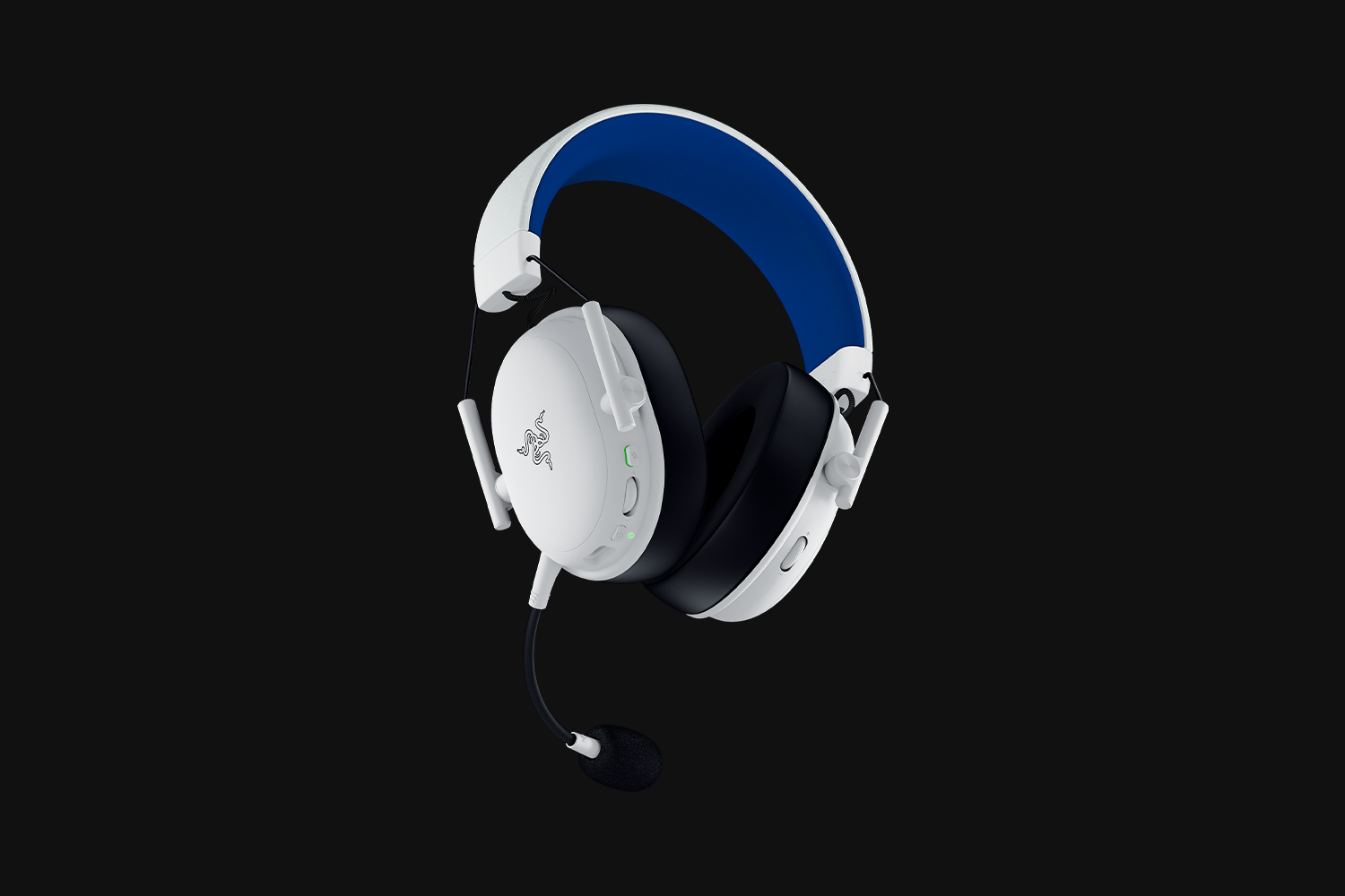Auriculares blancos con diadema azul y micrófono sobre fondo negro.