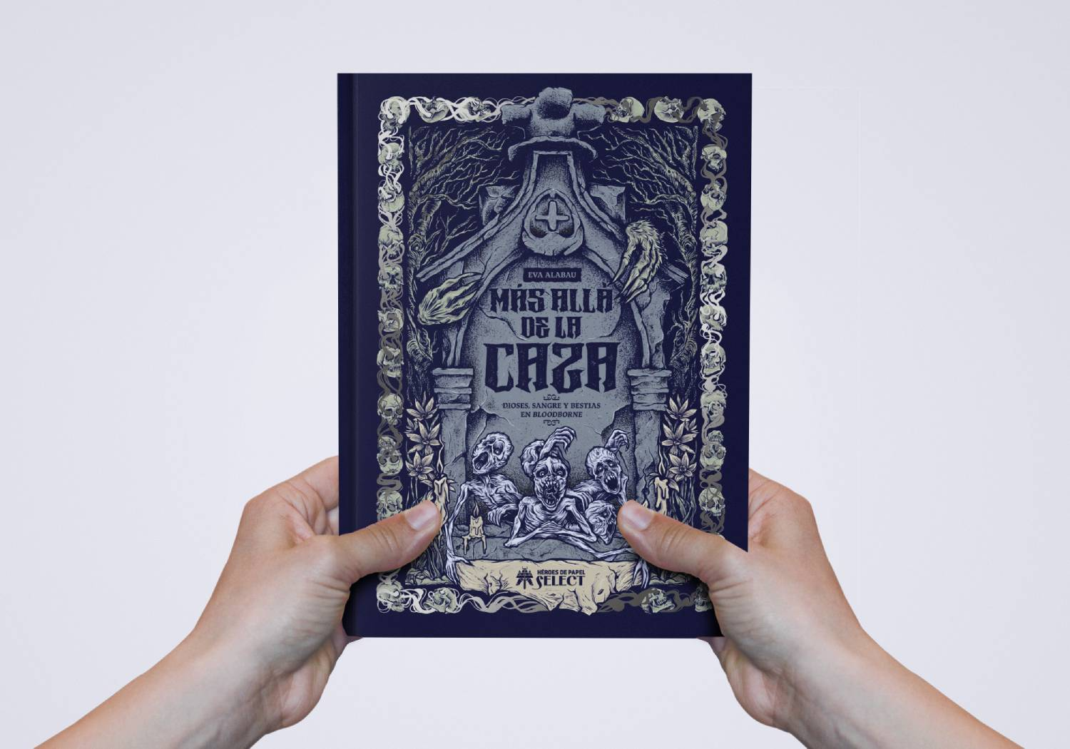Manos sostienen un libro con una ilustración oscura: "Más allá de la caza".