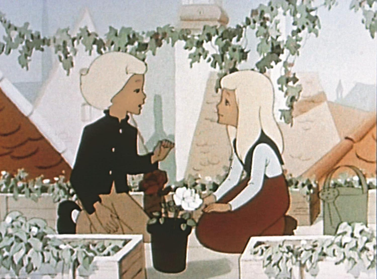Zwei Kinder mit blonden Haaren sitzen auf einer Terrasse inmitten von Pflanzen.