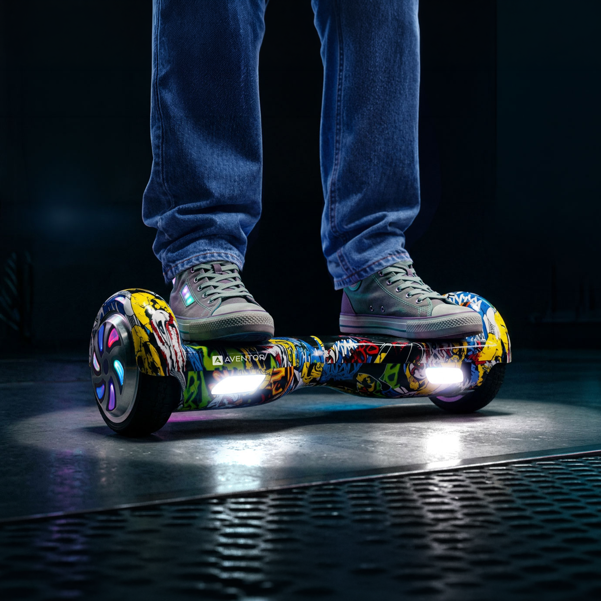Koyu zeminde ışıklı, rengarenk hoverboard üzerinde duran kişi.