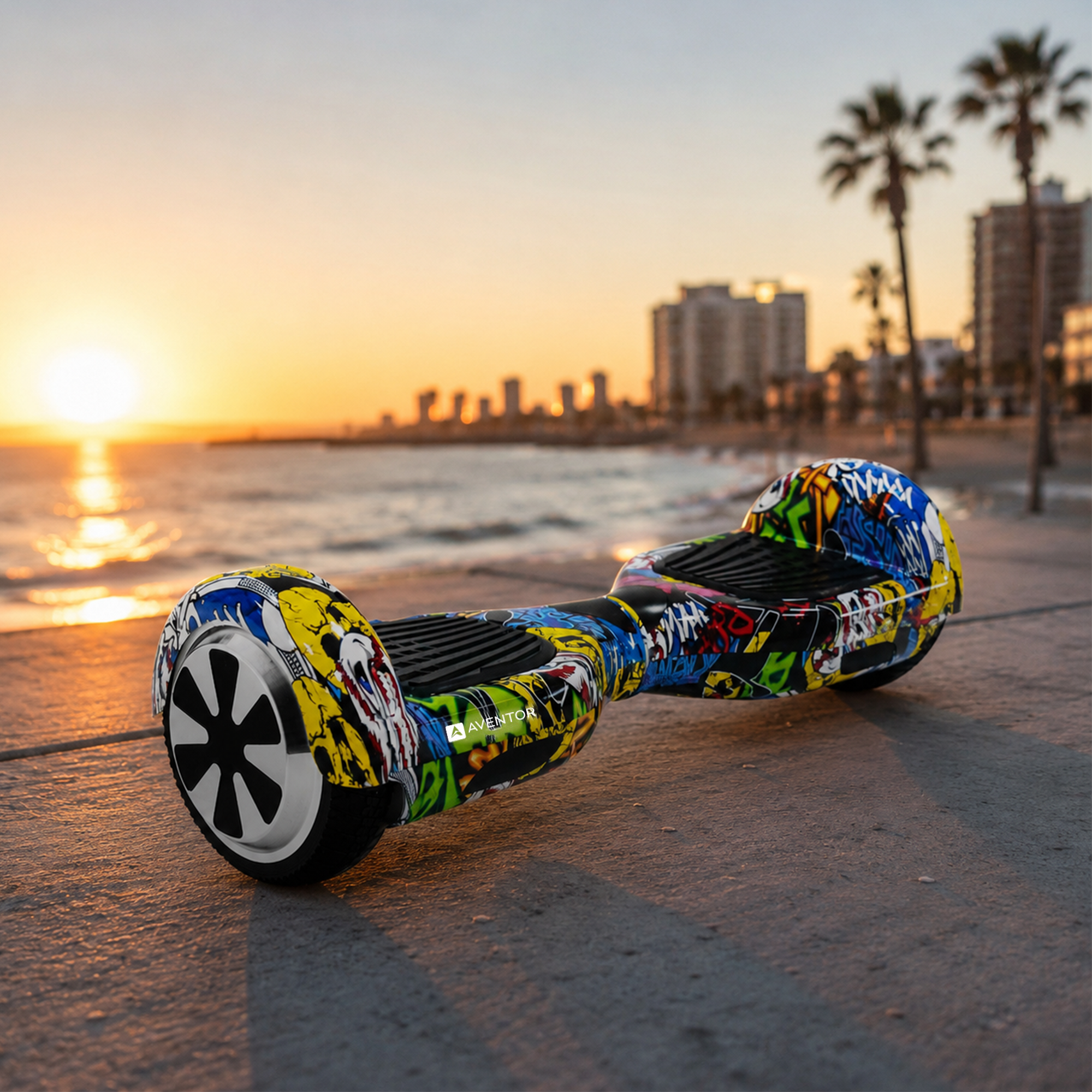 Gün batımında sahildeki bir yürüyüş yolunda renkli bir hoverboard duruyor.
