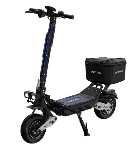 Mavi vurgulara, geniş tabana ve arkada siyah saklama kutusuna sahip siyah elektrikli scooter.
