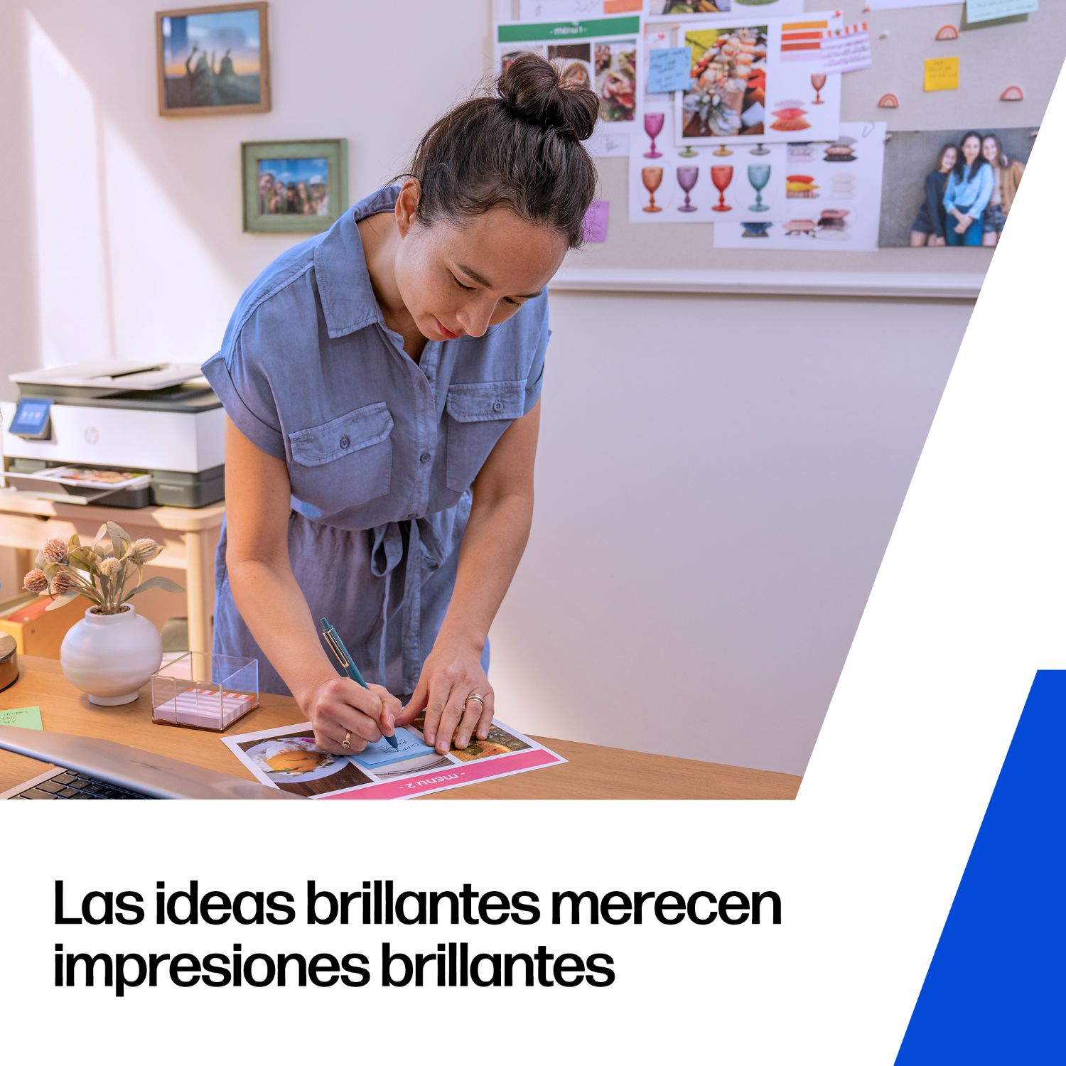 Una mujer con vestido azul escribe en un menú, una impresora cerca.
