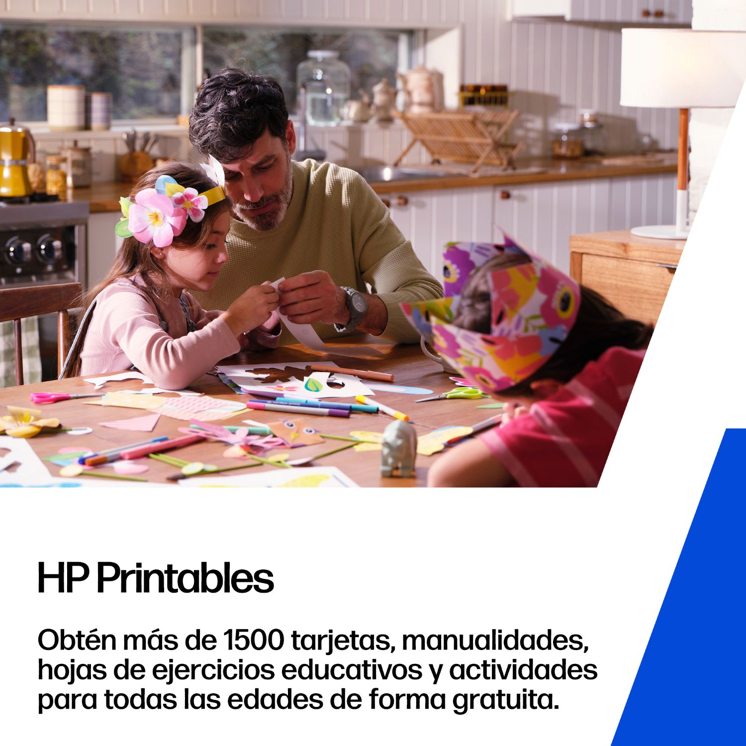 Padre e hijos hacen manualidades con papel y rotuladores en una mesa.