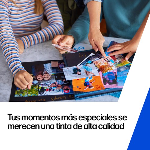 Personas colocando fotos en un álbum. Primer plano de manos y álbum.