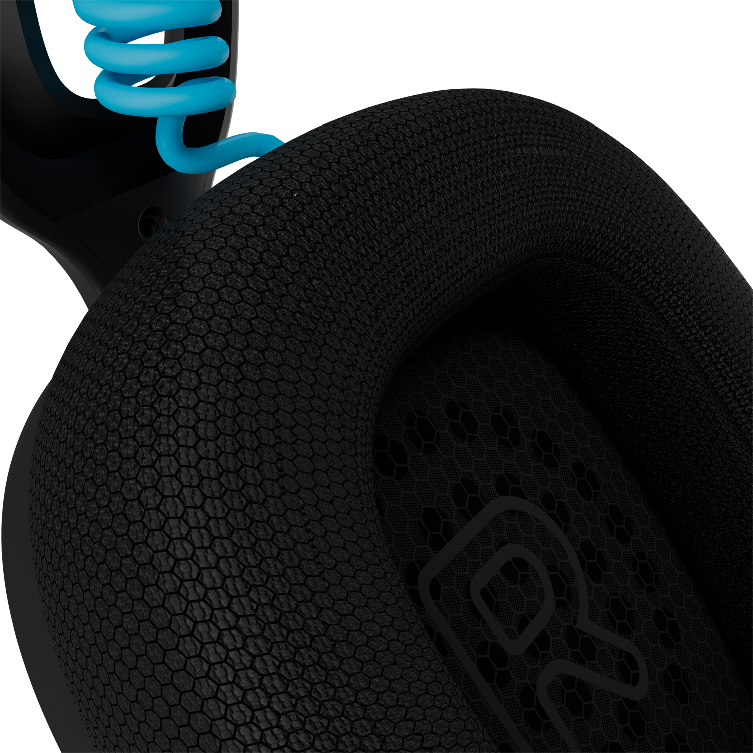 Primer plano de un auricular negro con cable azul enrollado y logo R.