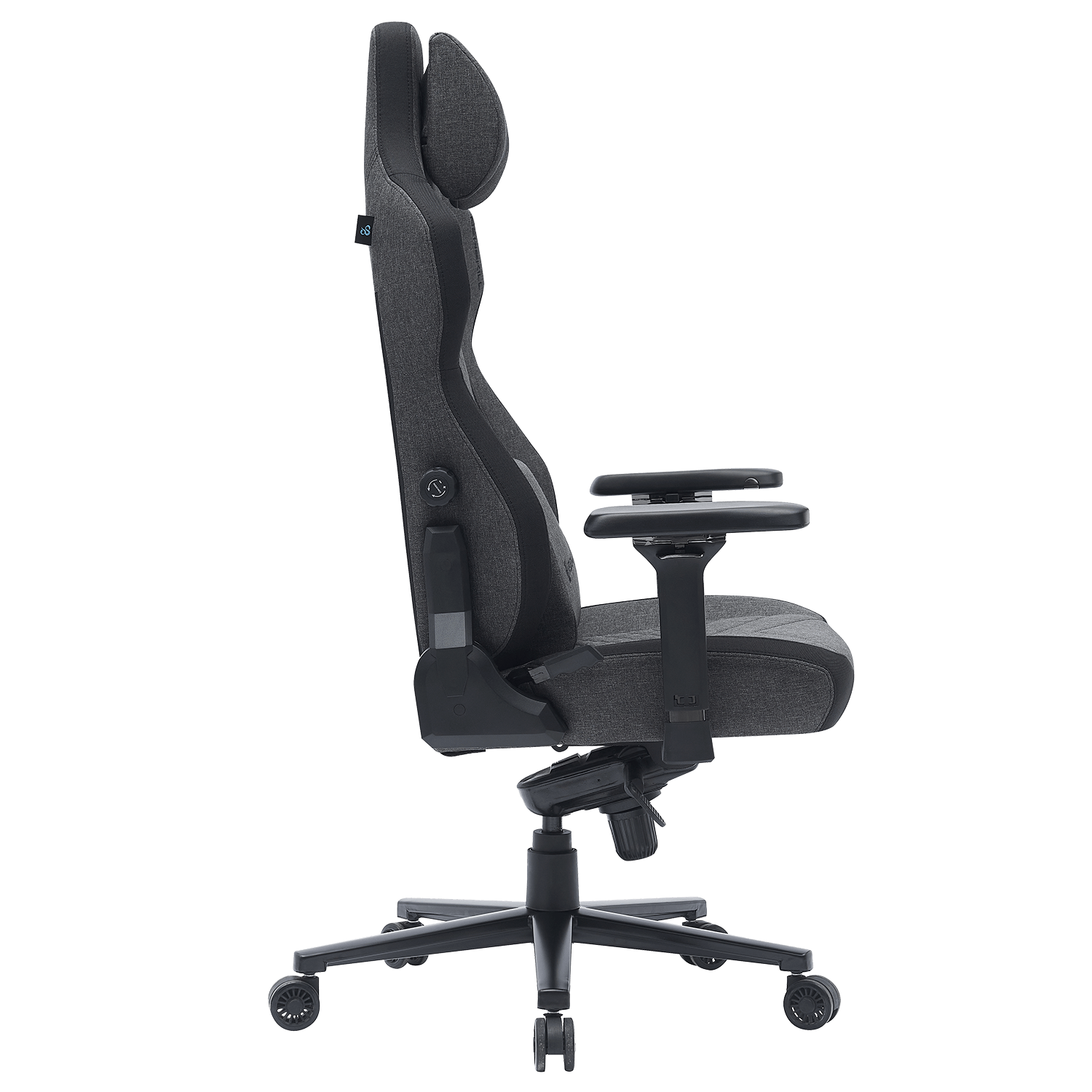 Silla gamer gris con reposacabezas y reposabrazos ajustables, sobre ruedas.