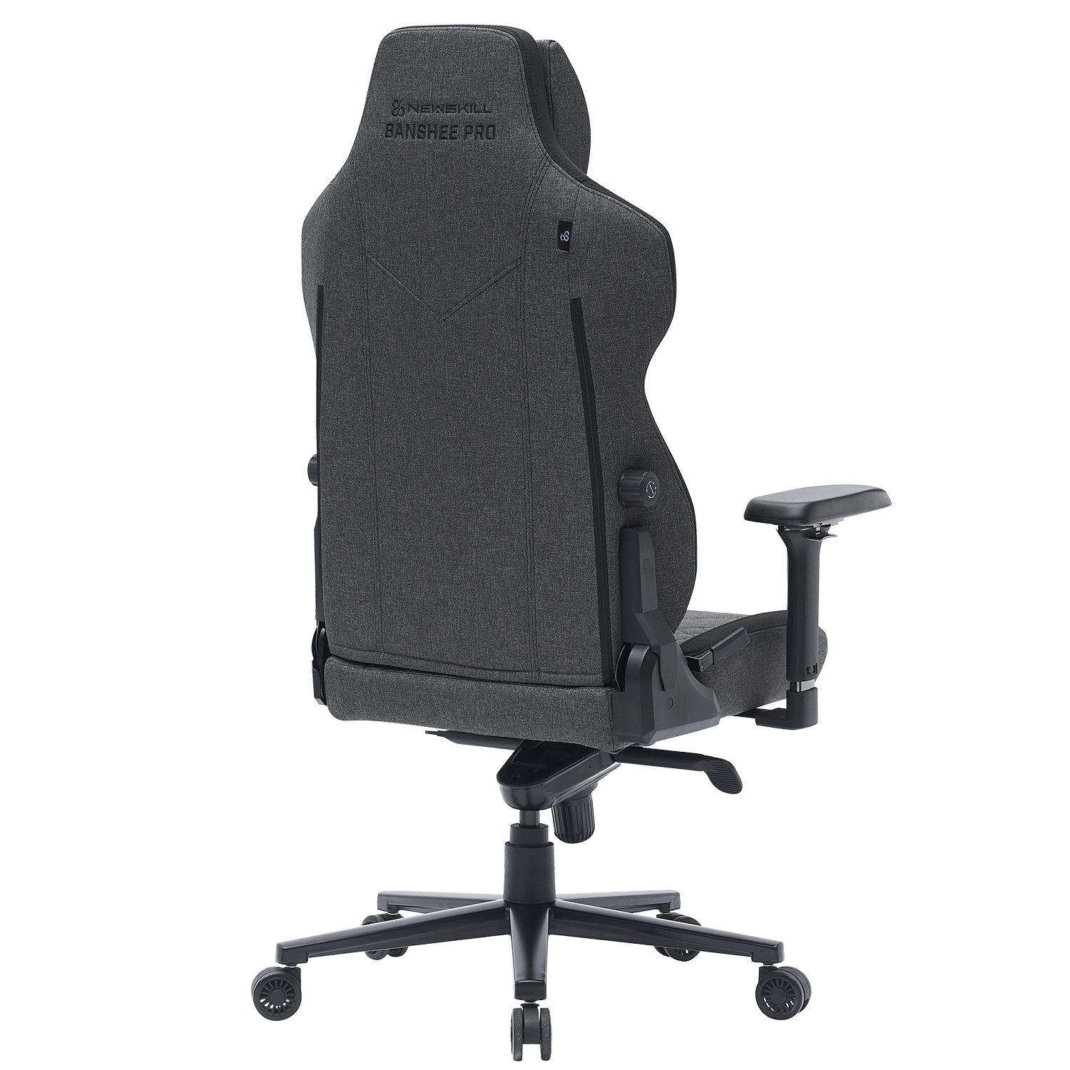 Silla gamer gris oscuro vista desde atrás, con reposabrazos y ruedas.