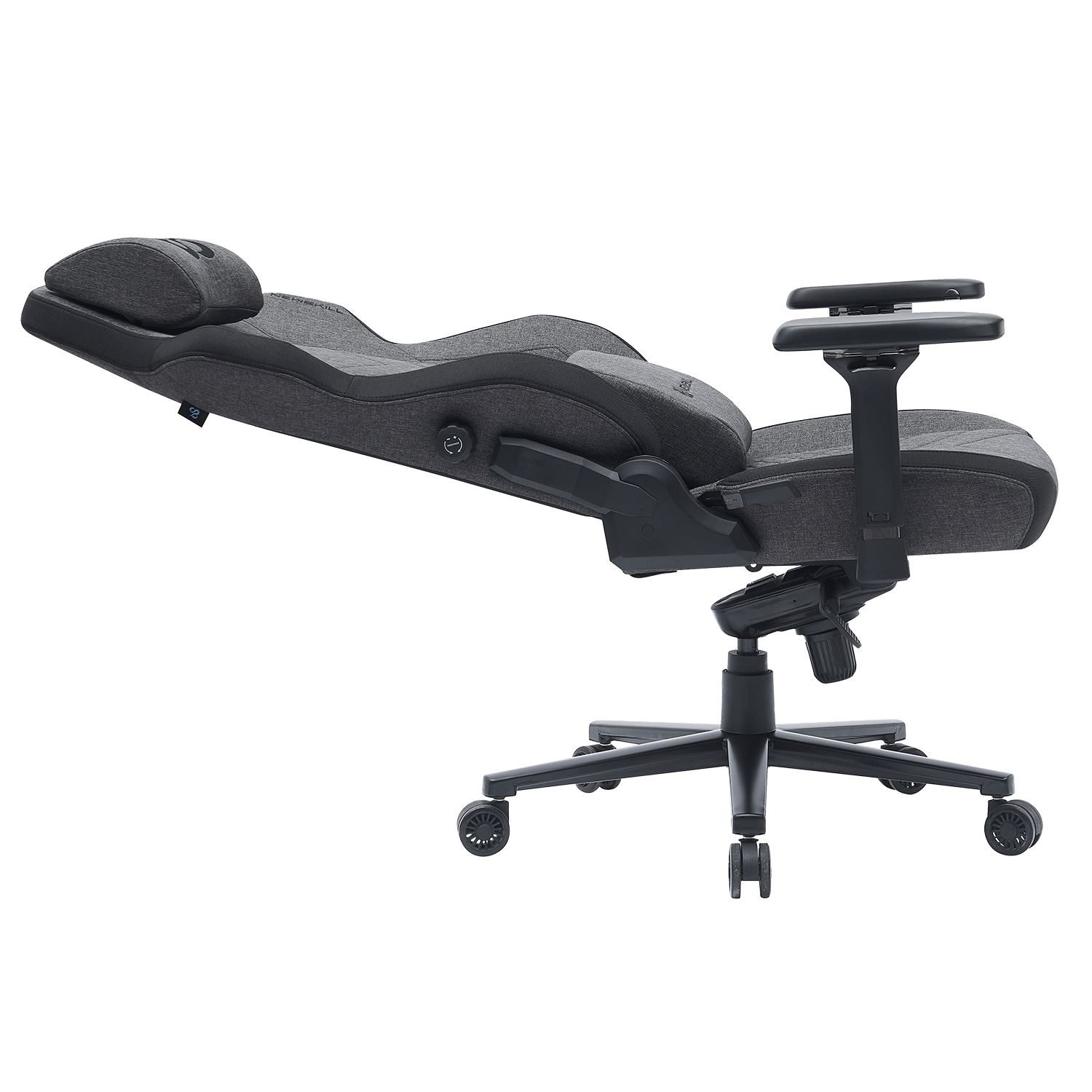 Silla gaming gris oscuro con respaldo y reposacabezas ajustables sobre fondo blanco.