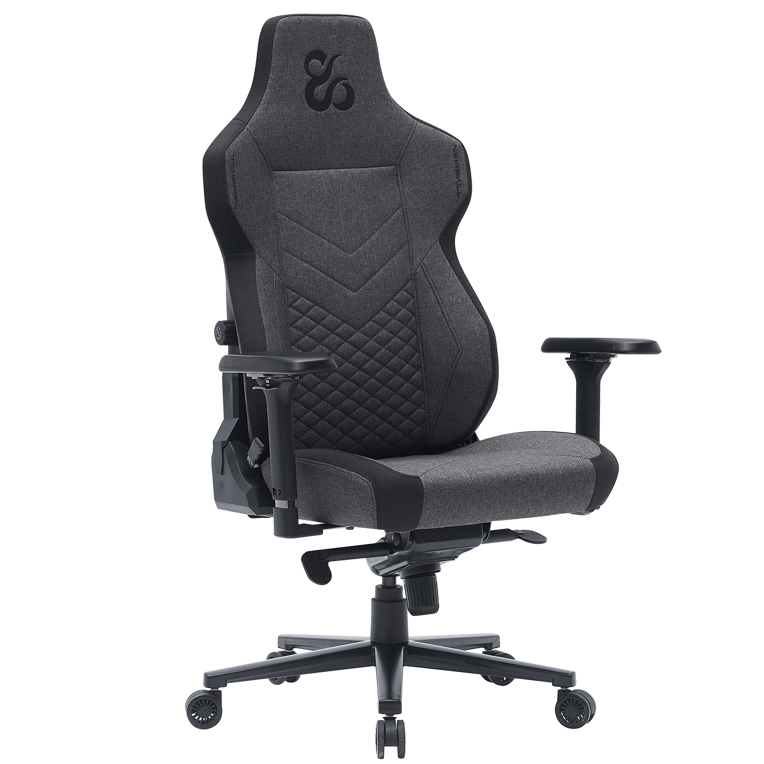 Una silla gamer gris con logo negro en el reposacabezas y costuras de rombos.