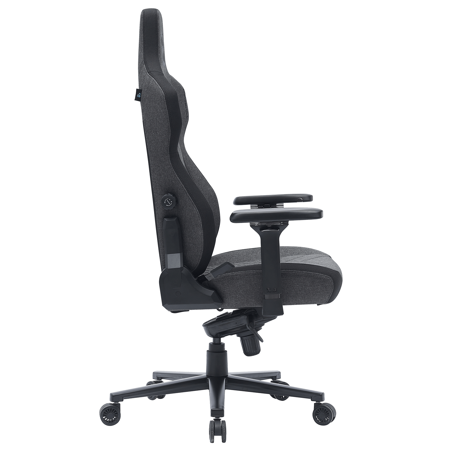 Una silla gamer gris con base y ruedas negras, vista de lado.
