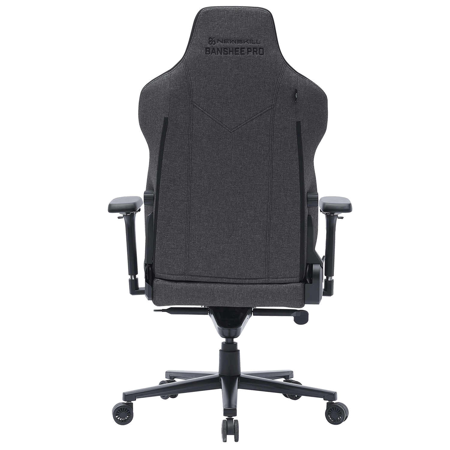 Vista trasera de una silla gamer gris oscuro con reposabrazos y ruedas.
