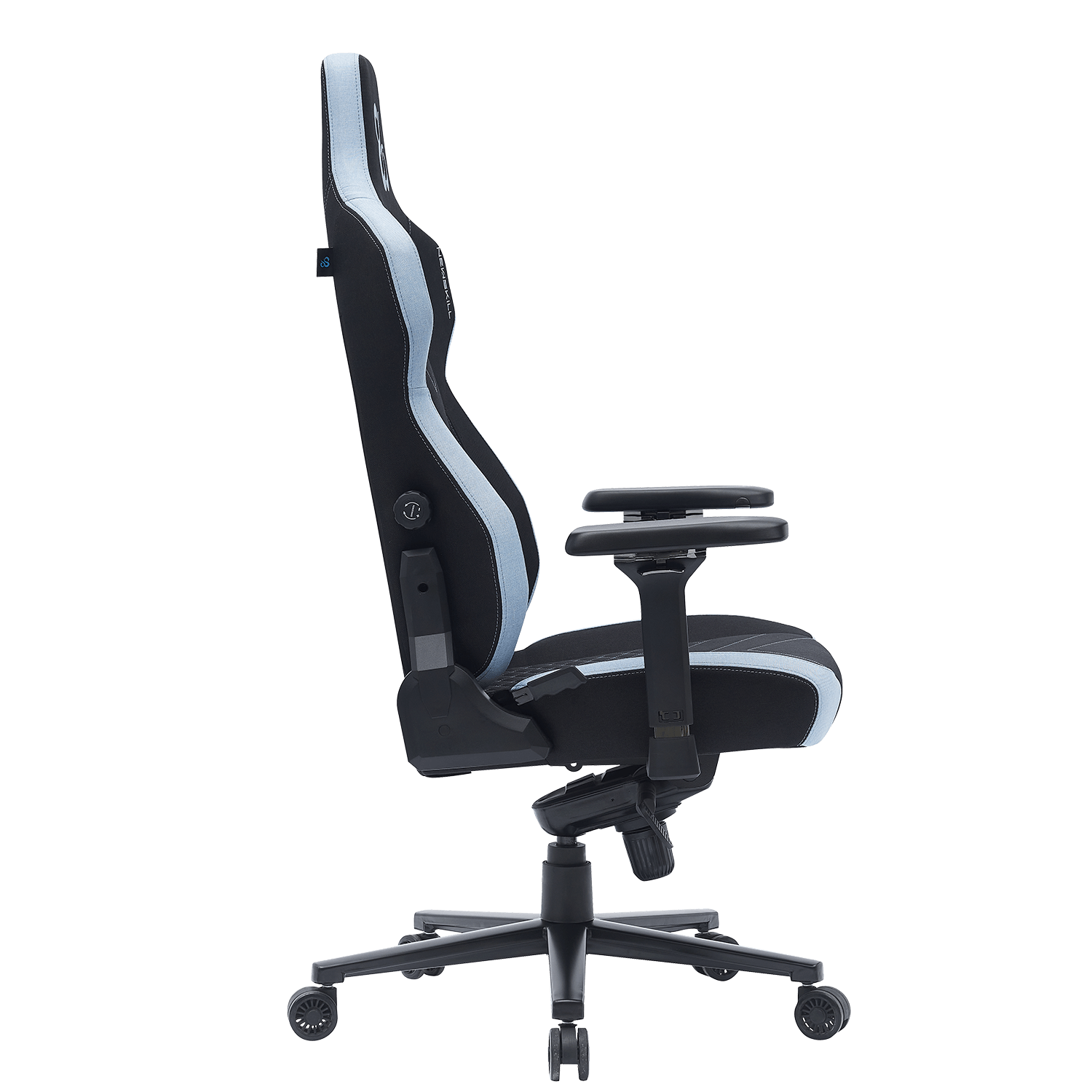 Silla gamer negra con detalles azules, reposabrazos y ruedas.