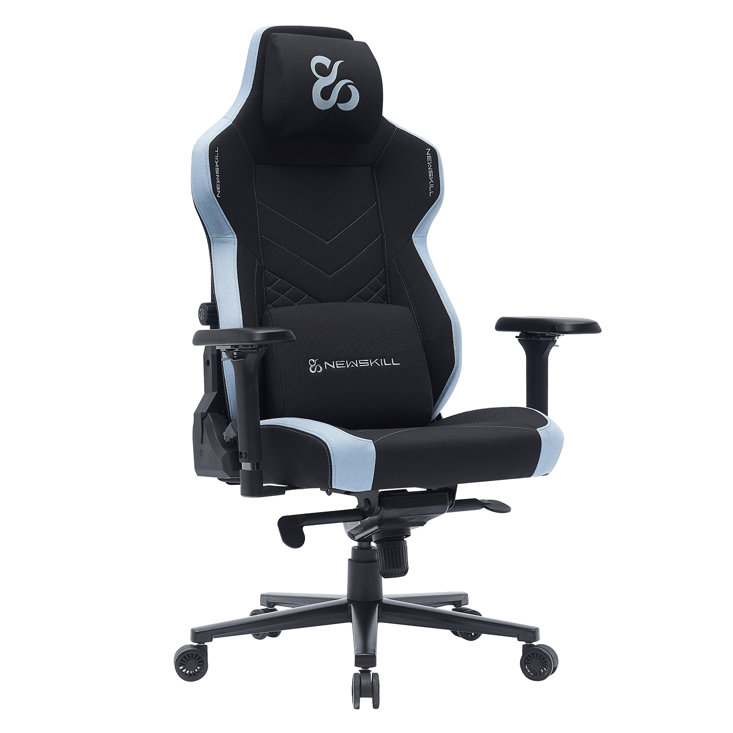 Una silla gamer negra con detalles azul claro y un logo en el reposacabezas.