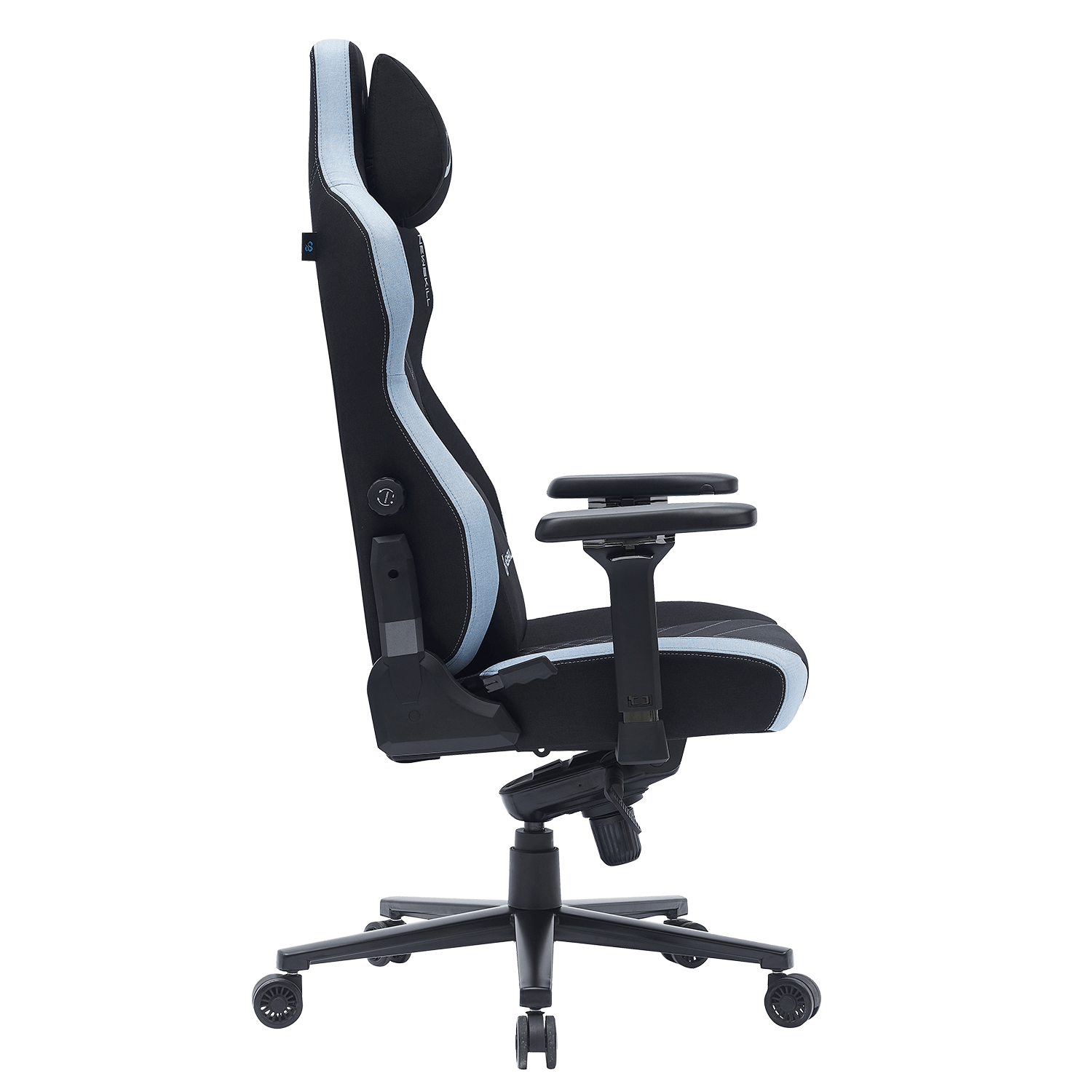 Silla gamer negra con detalles azul claro, vista lateral.
