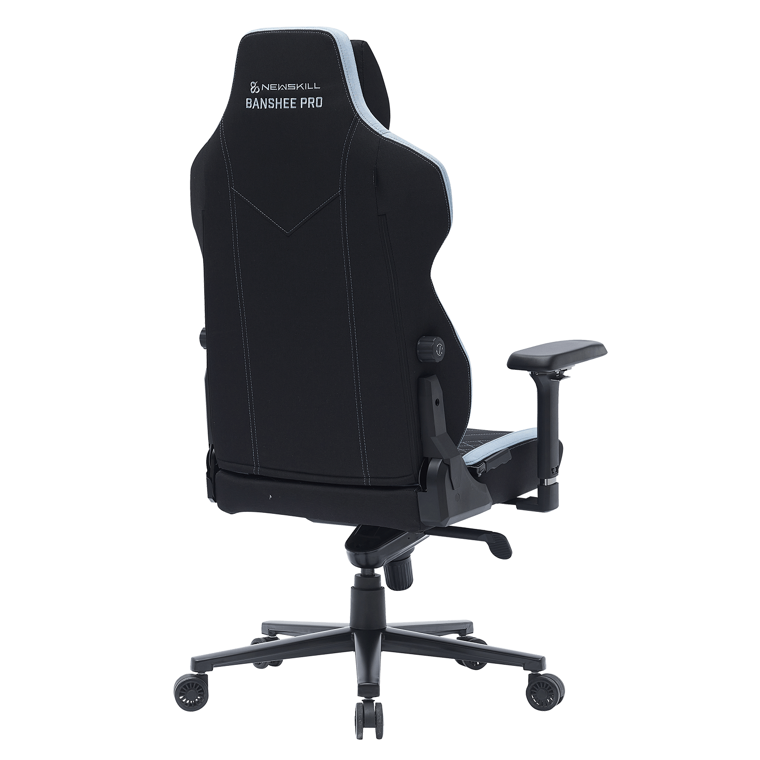 Silla gamer negra con costuras blancas y logo Banshee Pro.