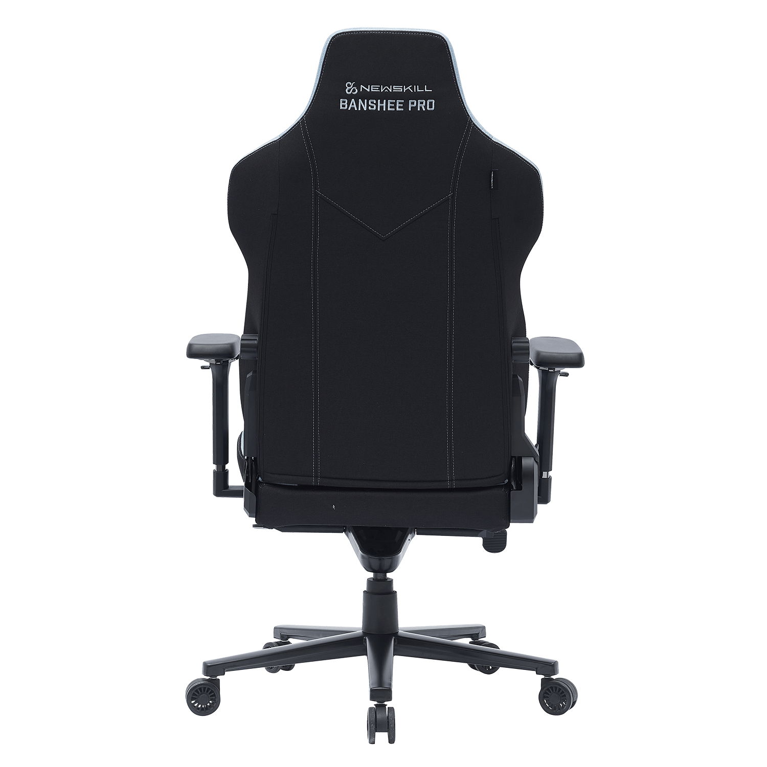 Vista trasera de una silla gamer negra con costuras y logo blancos.