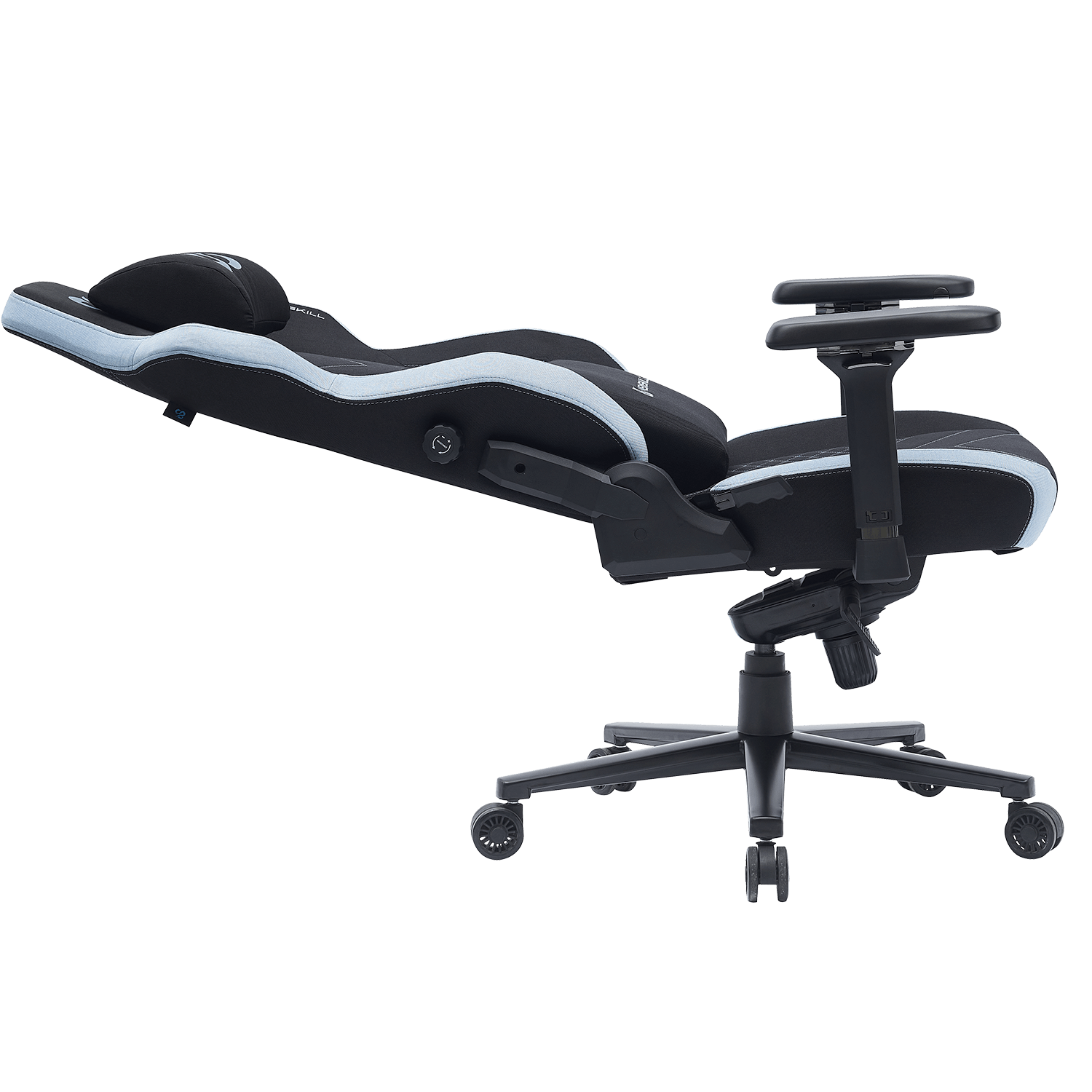 Una silla gamer negra con detalles azul claro, reclinada sobre fondo blanco.