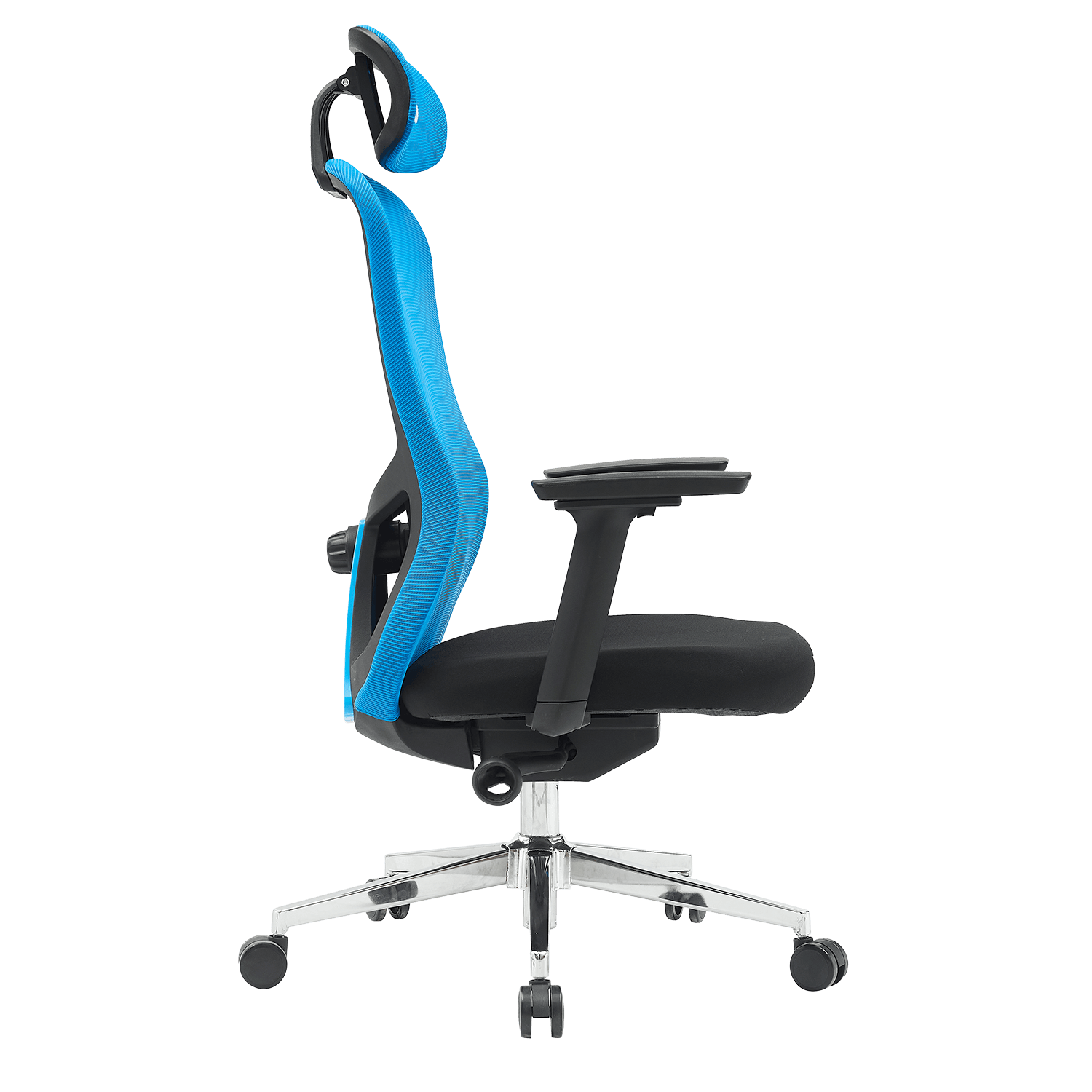 Silla de oficina ergonómica con respaldo de malla azul, asiento negro, sobre base cromada con ruedas.