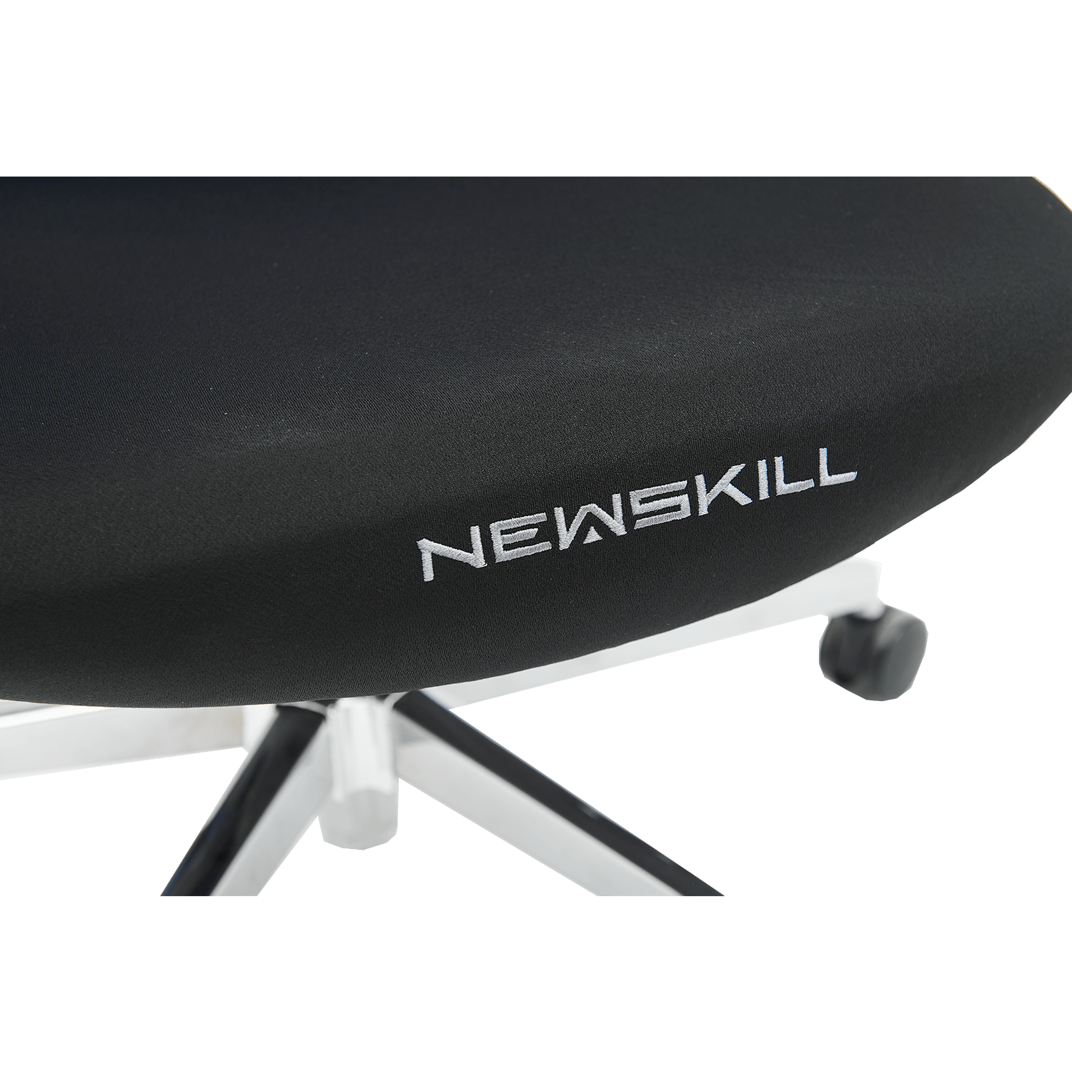 Asiento de silla de oficina negro con logo blanco de Newskill y base metálica blanca.