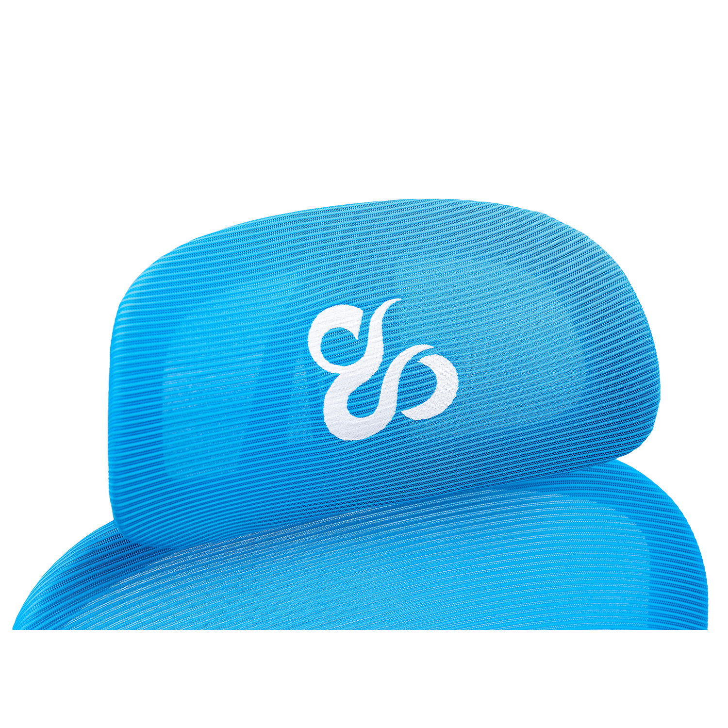 Tela azul con un logo blanco.