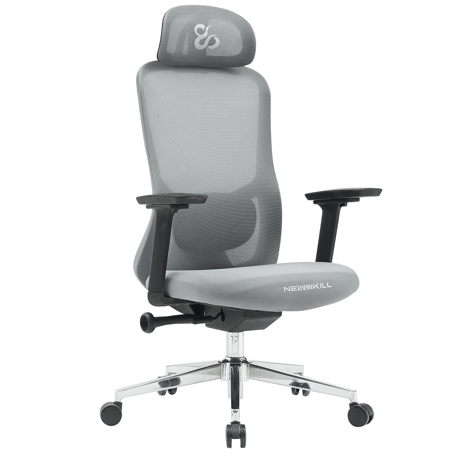 Una silla de oficina de malla gris con reposabrazos ajustables y un logo.