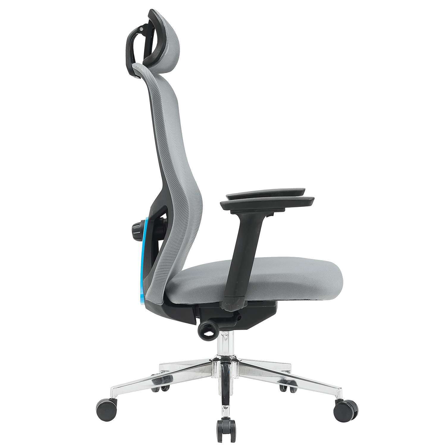 Silla de oficina gris con respaldo de malla, reposabrazos ajustables y ruedas.